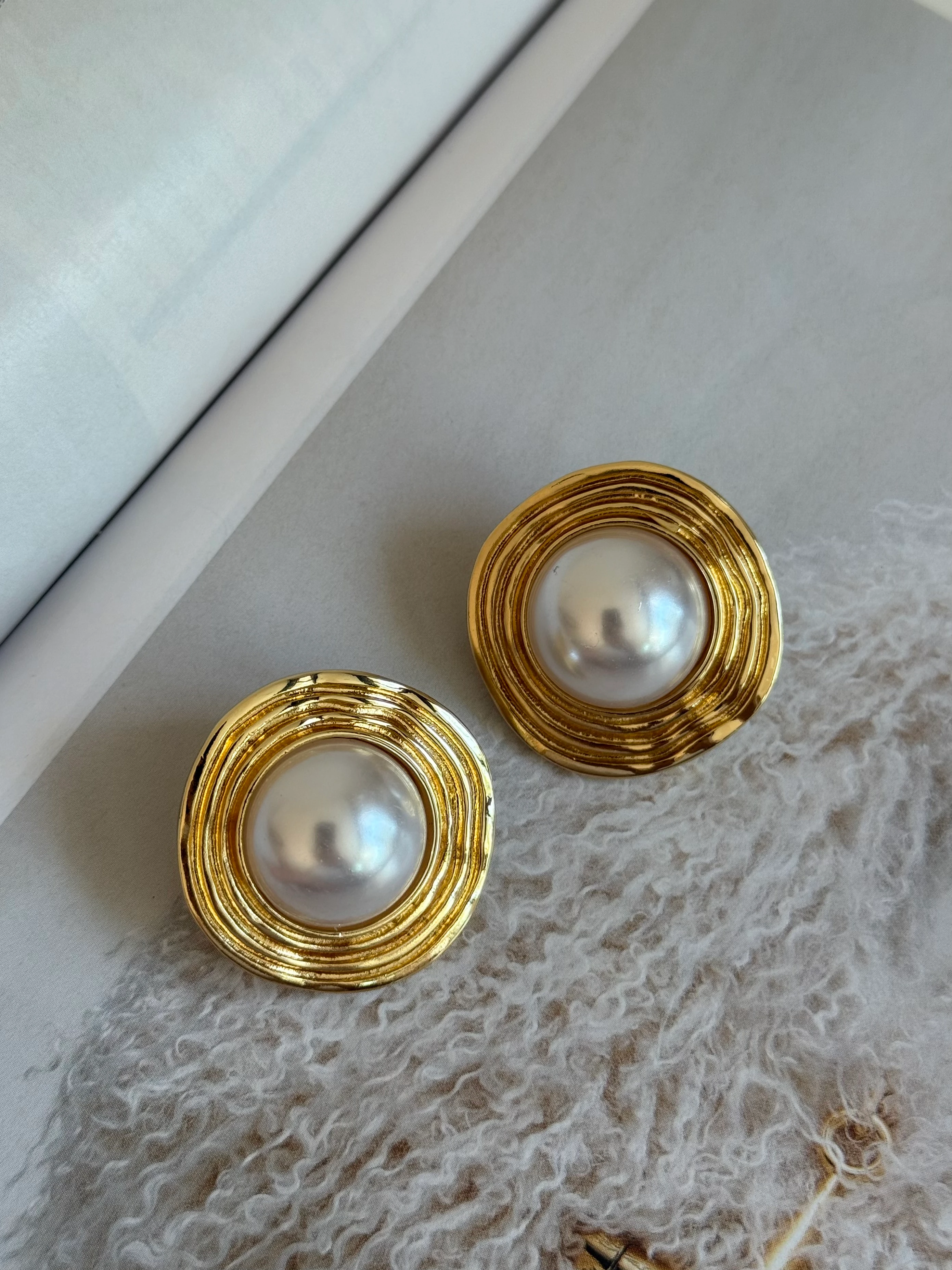 Gold Rengi Beyaz Taş Detaylı Yuvarlak Model Kadın Küpe