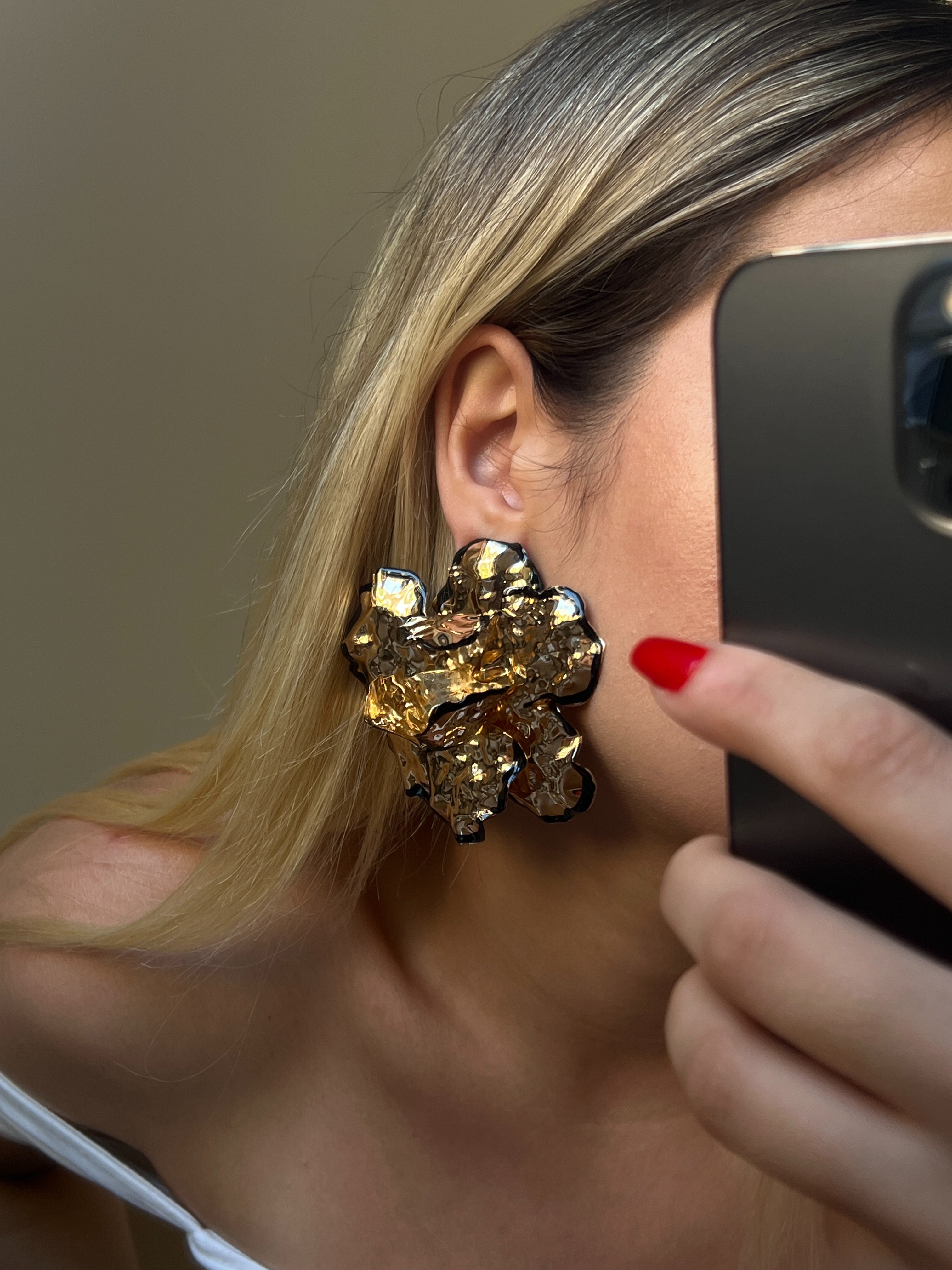 Gold Rengi Siyah Çizgi Detaylı Yaprak Model Kadın Küpe