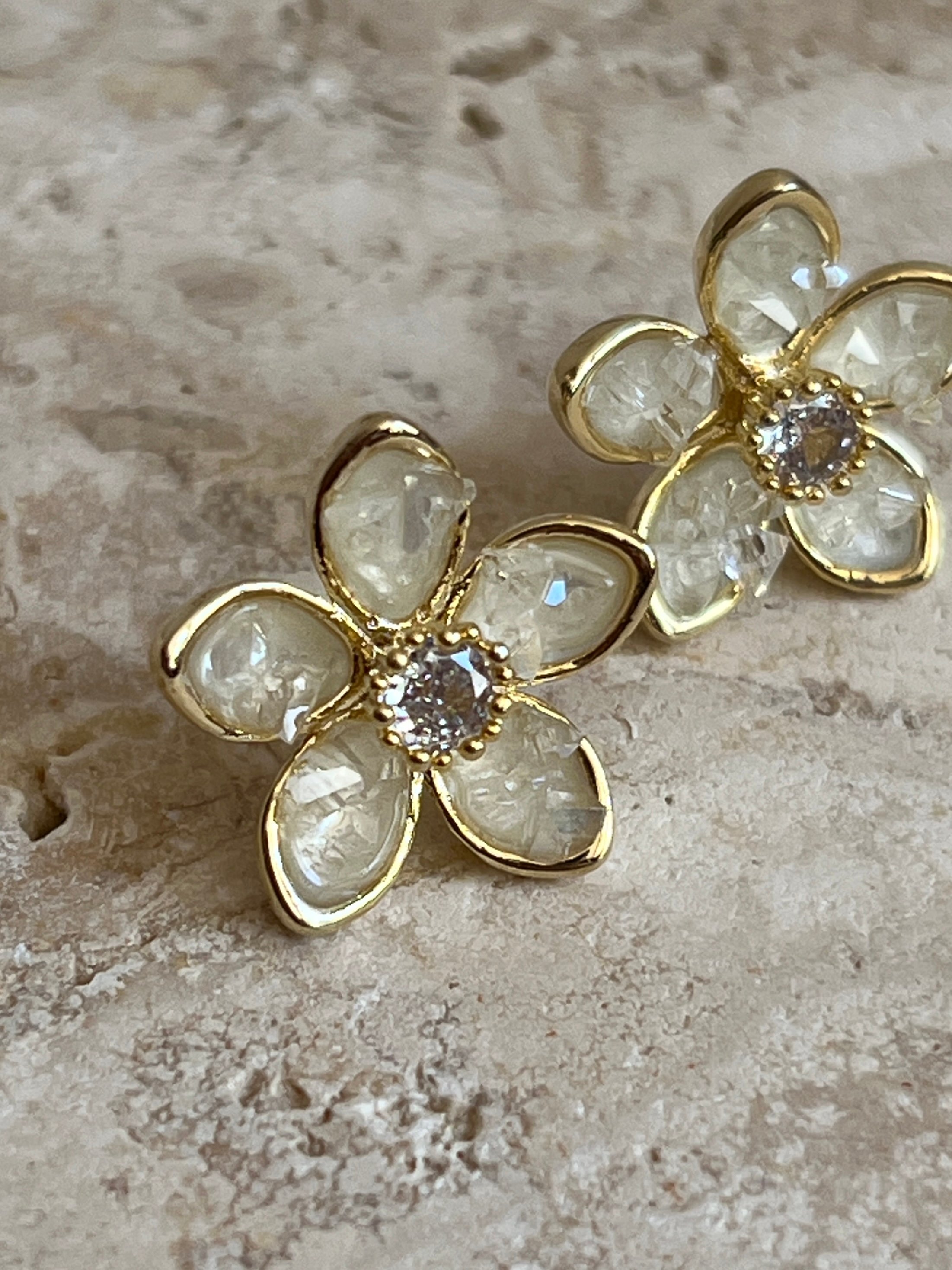 Gold Rengi Zirkon Taş Detaylı Çiçek Model Kadın Küpe
