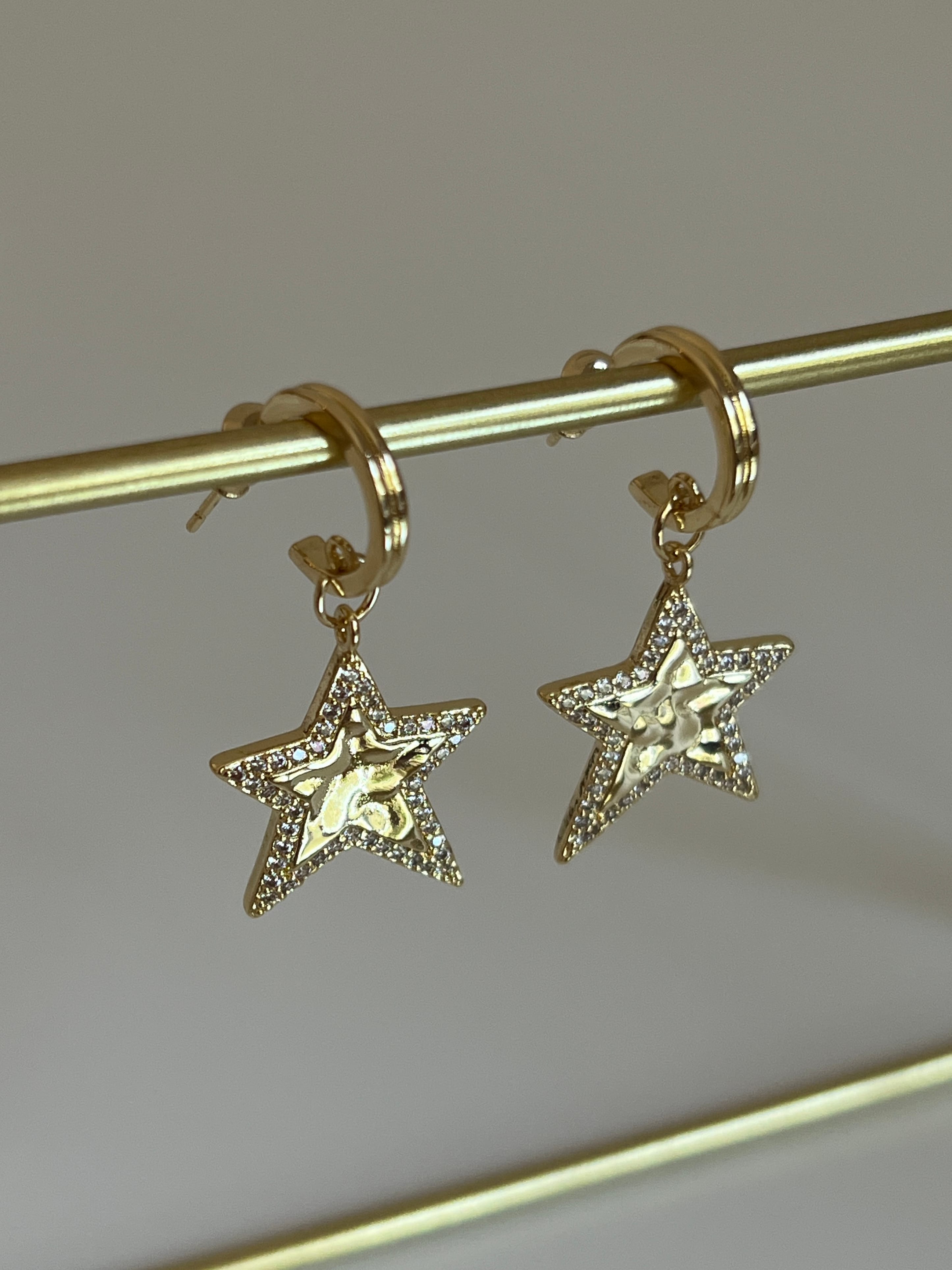 Gold Rengi Sallantılı Yıldız Model Kadın Küpe