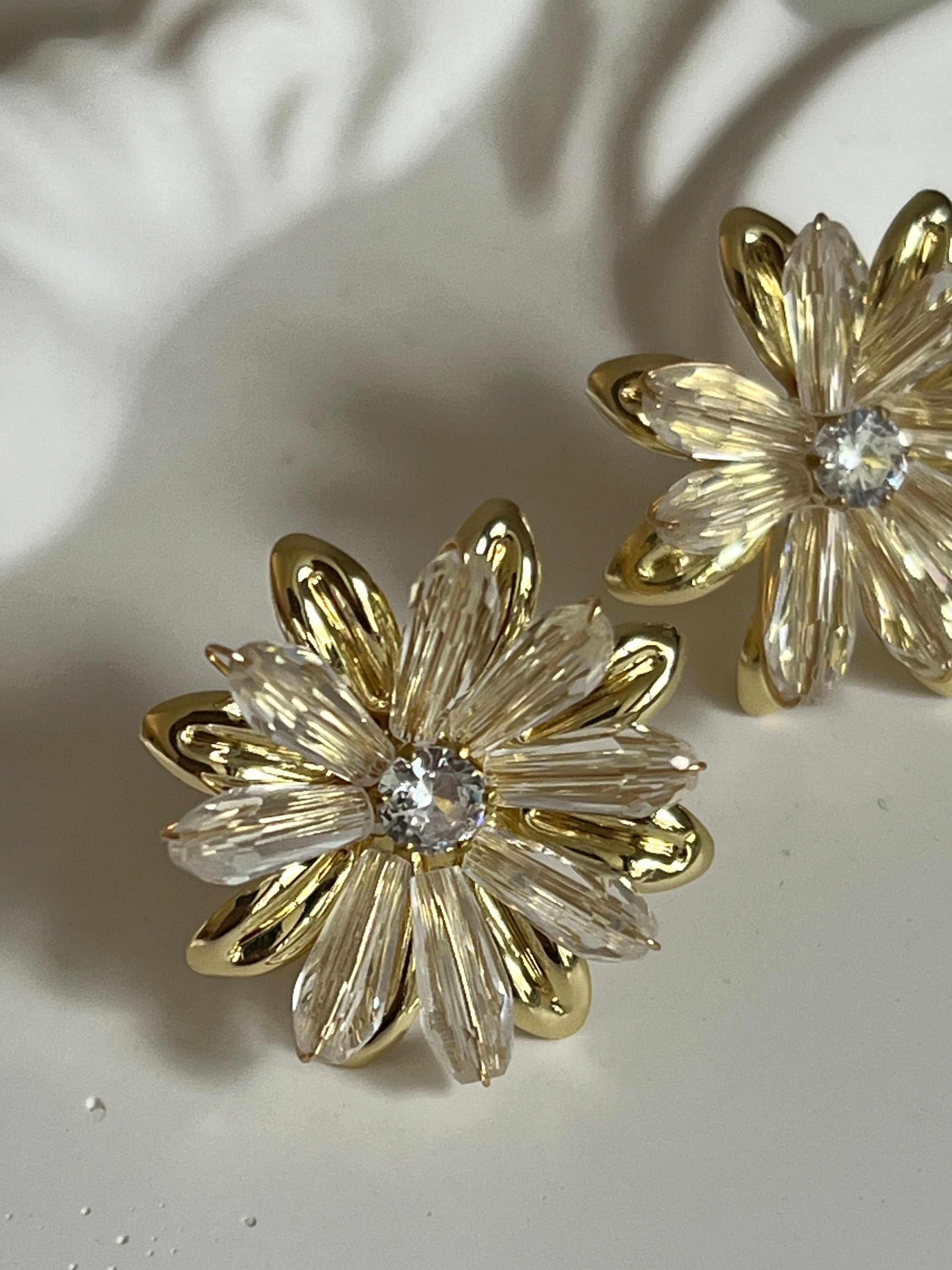 Gold Rengi Zirkon Taşlı Çiçek Model Kadın Küpe