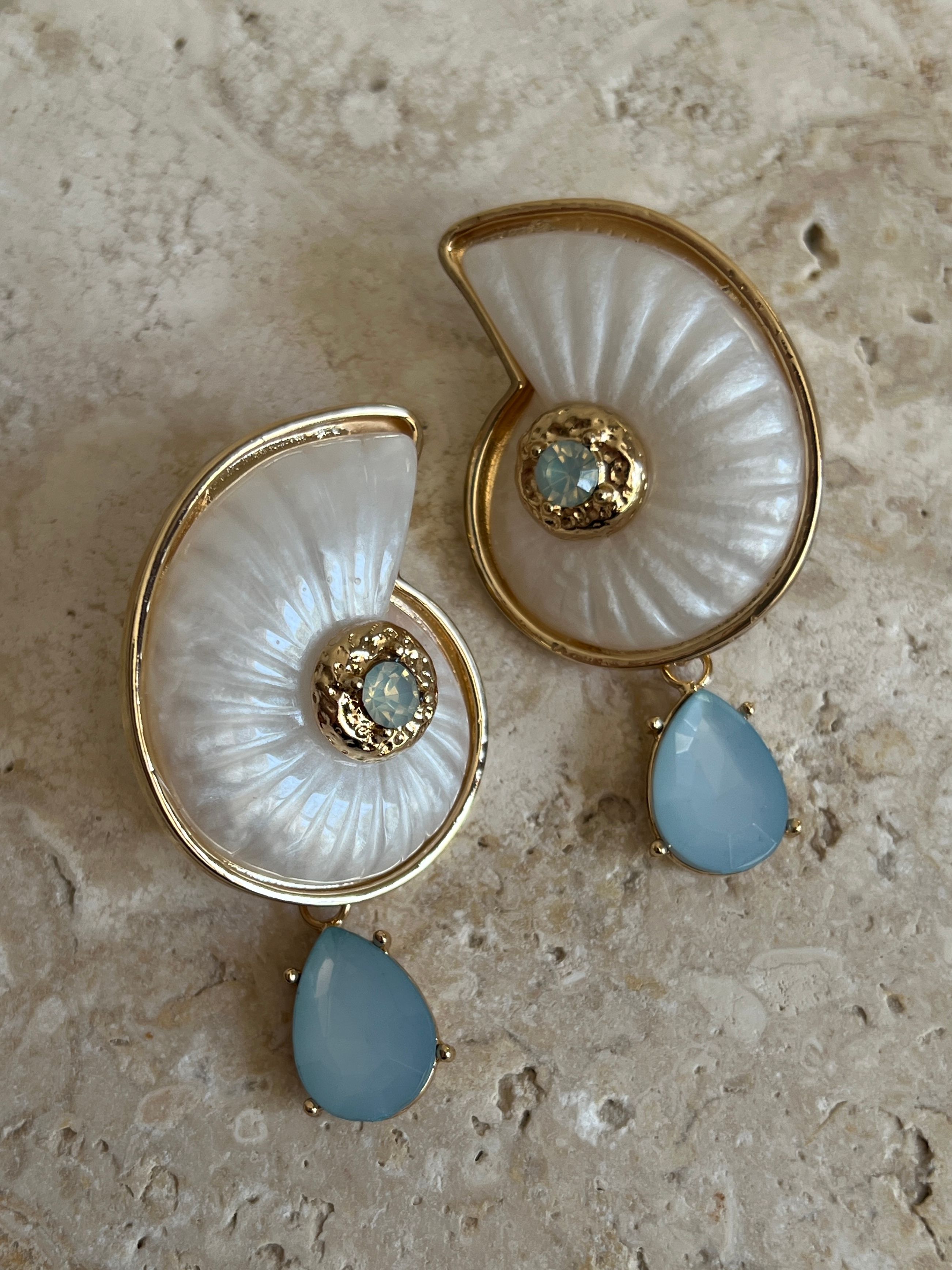 Gold Rengi Beyaz Kabuk Model Kadın Küpe