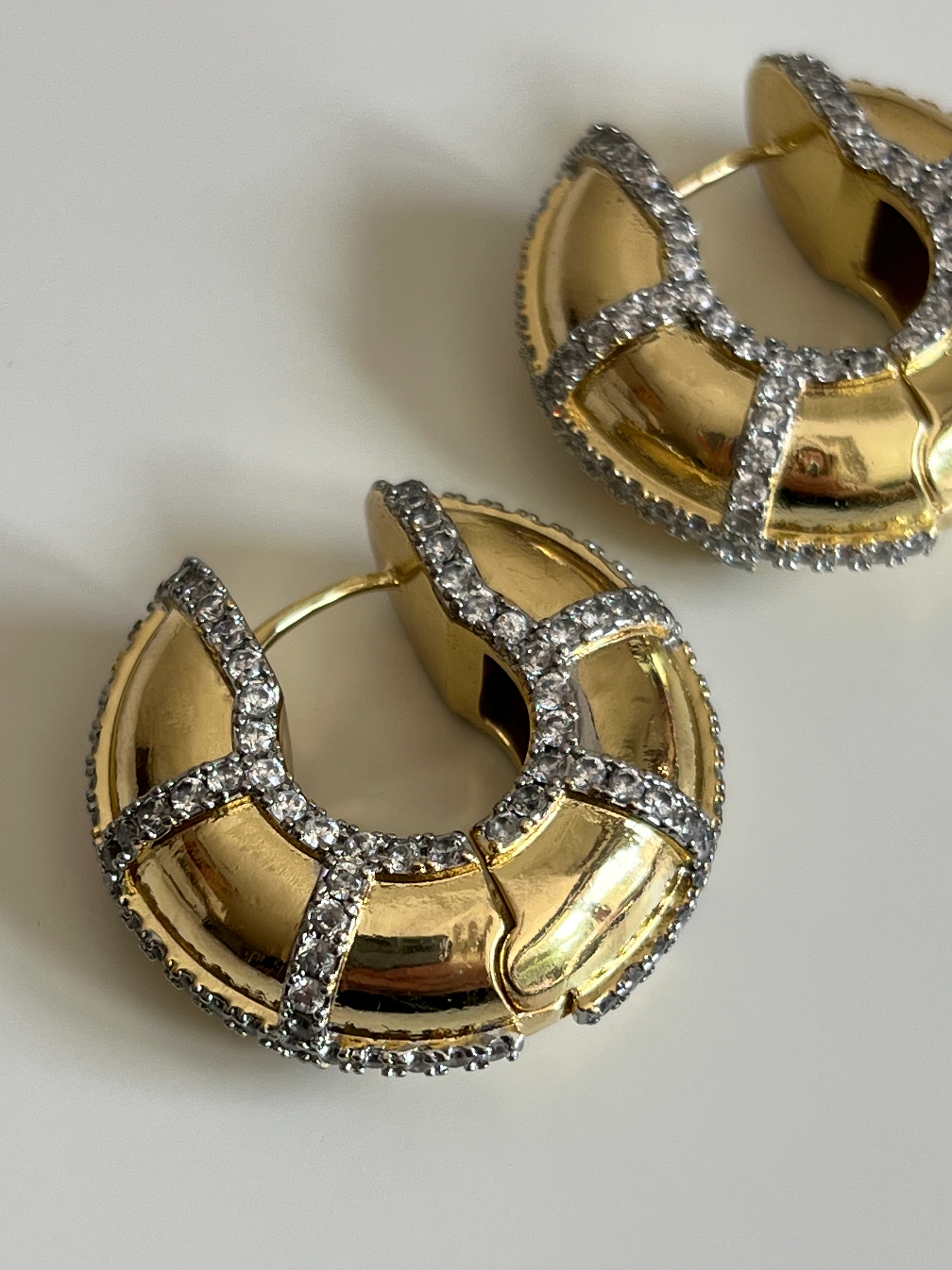 Zirkon Taşlı Yuvarlak Model Kadın Küpe