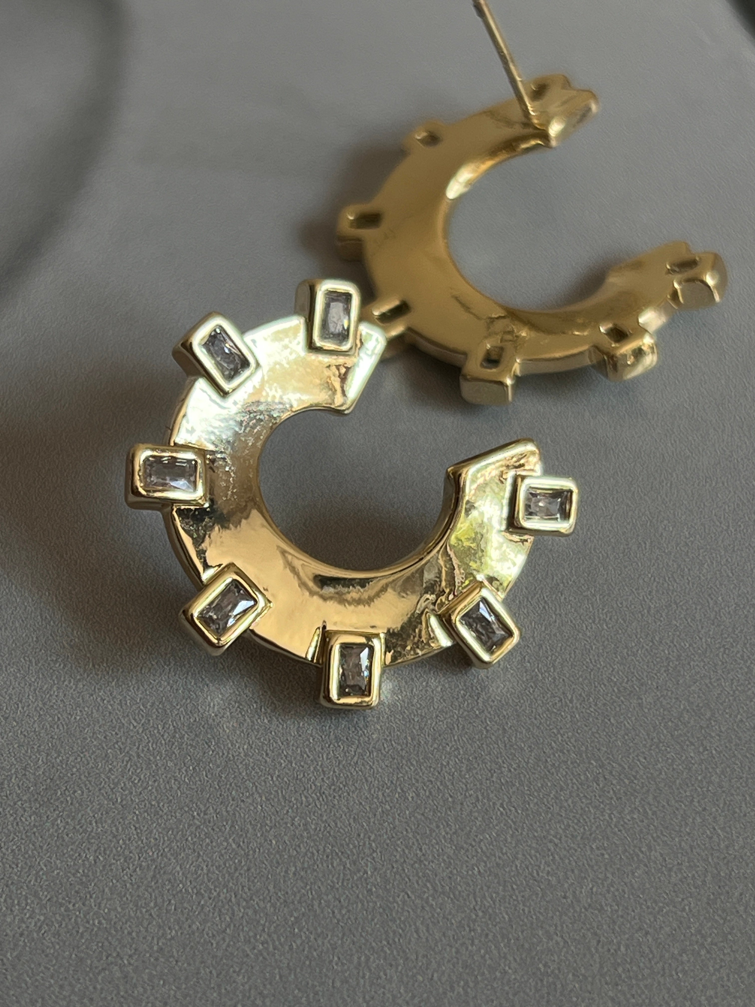 Gold Rengi Zirkon Taş Detaylı Yuvarlak Model Kadın Küpe