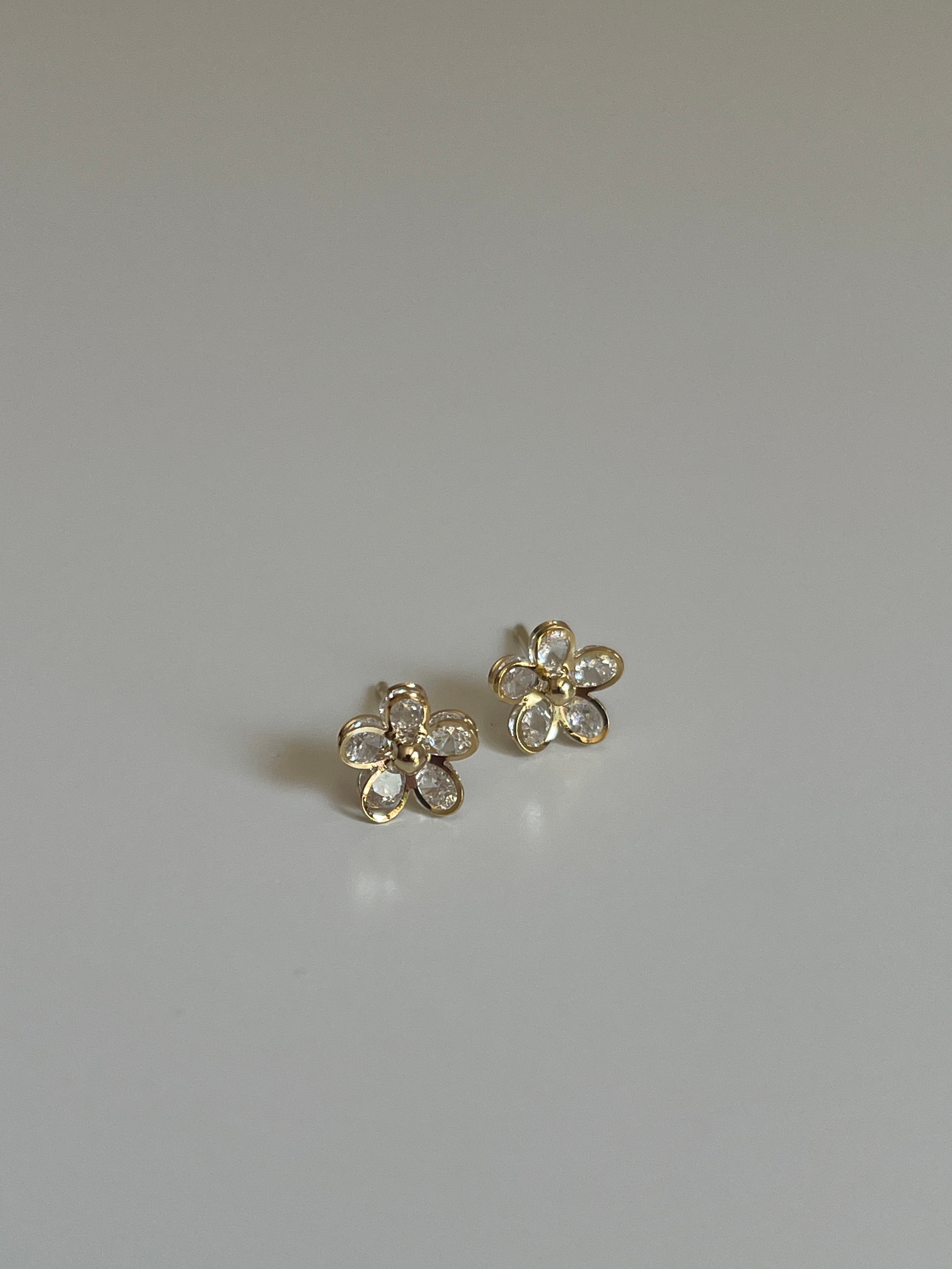 Gold Rengi Zirkon Taşlı Çiçek Model Kadın Minimal Küpe