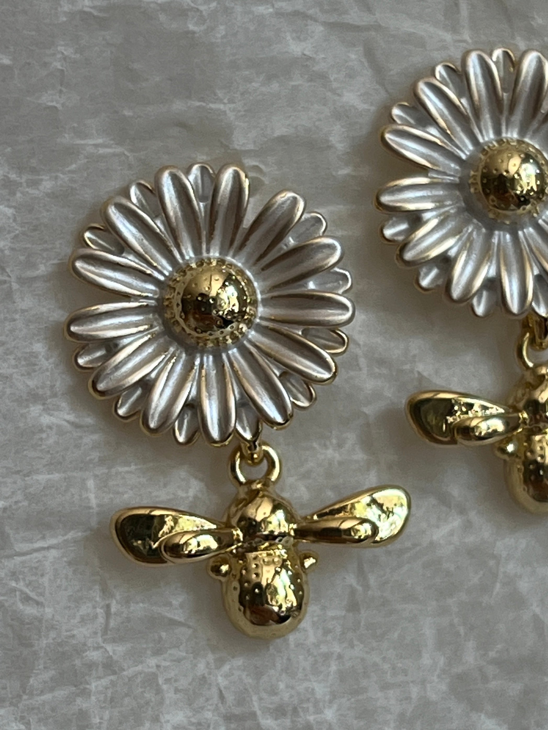 Gold Rengi Beyaz Çiçek Model Arı Sallantılı Kadın Küpe