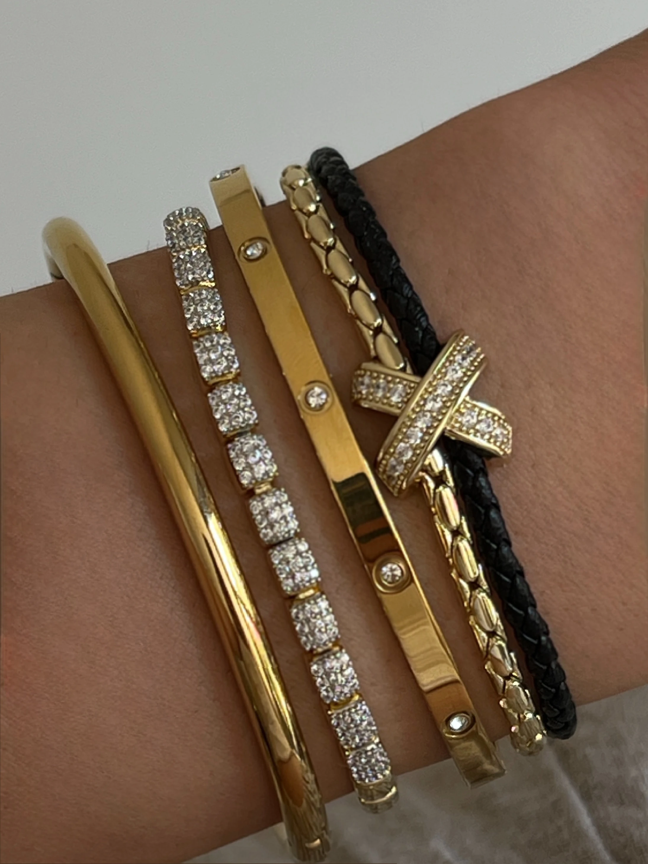 Gold Rengi Zirkon Taşlı Çarpı Figürlü Renkli Deri Detaylı İki Sıra Kadın Bileklik