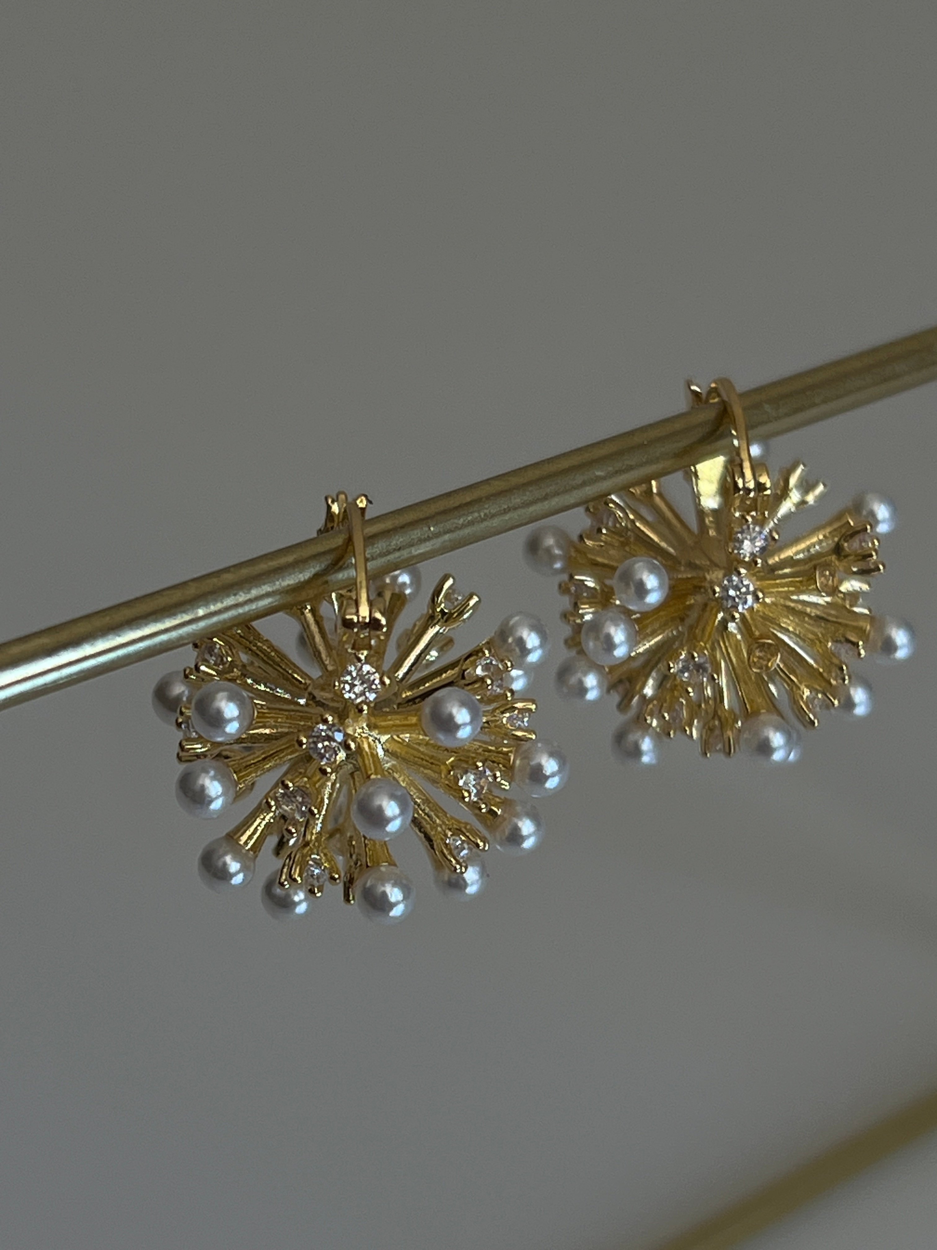 Gold Rengi Zirkon Taş Ve İnci Detaylı Kadın Küpe