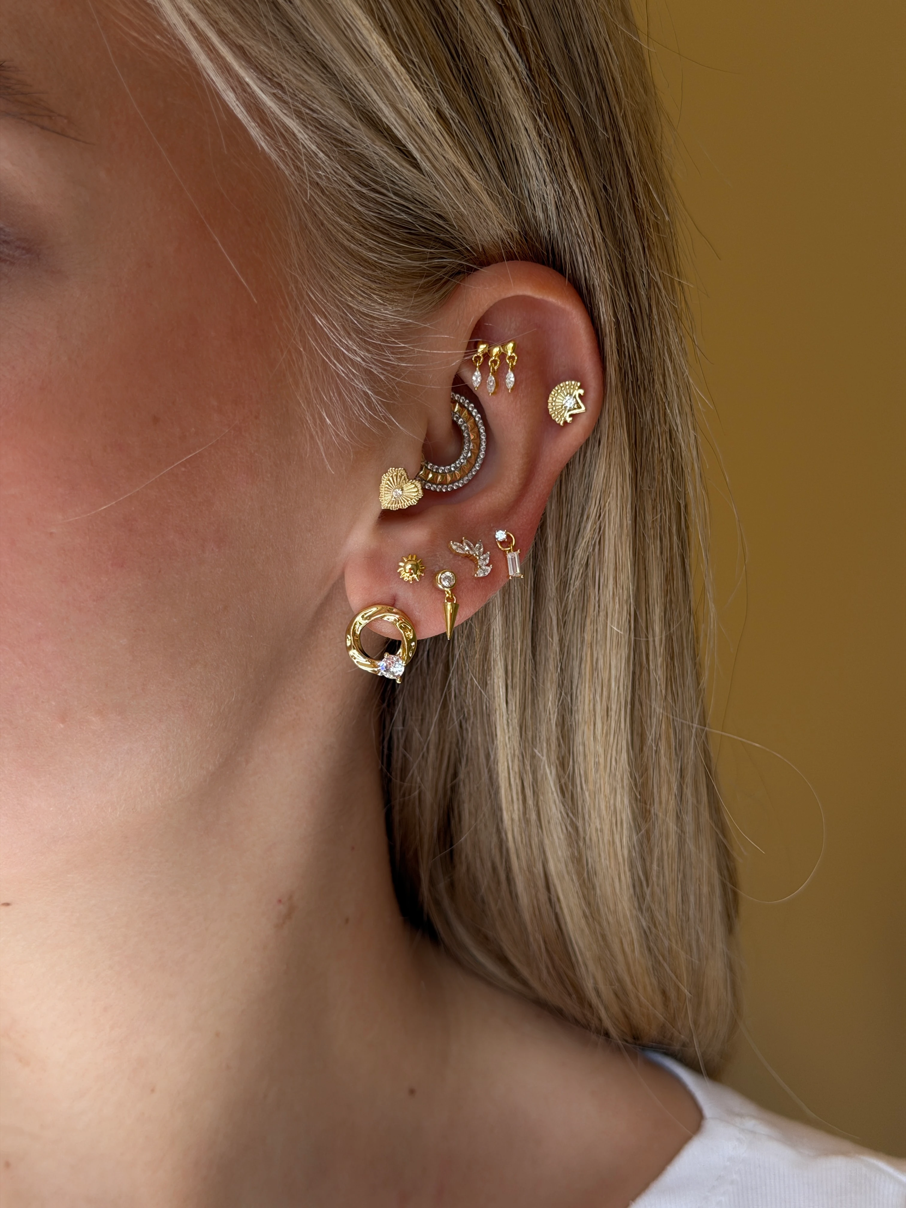 Gold Rengi Burgu Yuvarlak Model Kadın Küpe