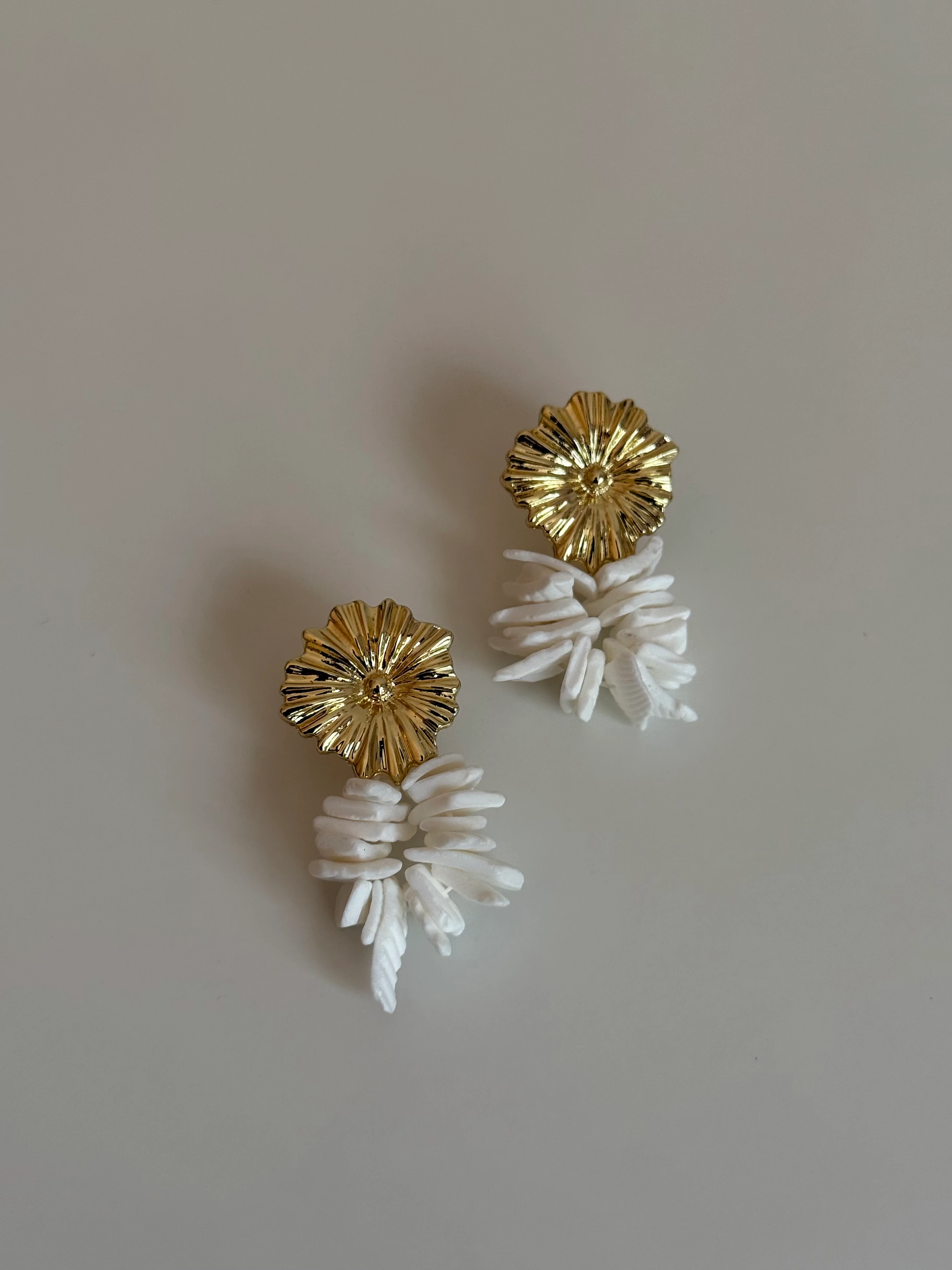 Gold Rengi Çiçekli Beyaz Taş Sallantılı Kadın Küpe