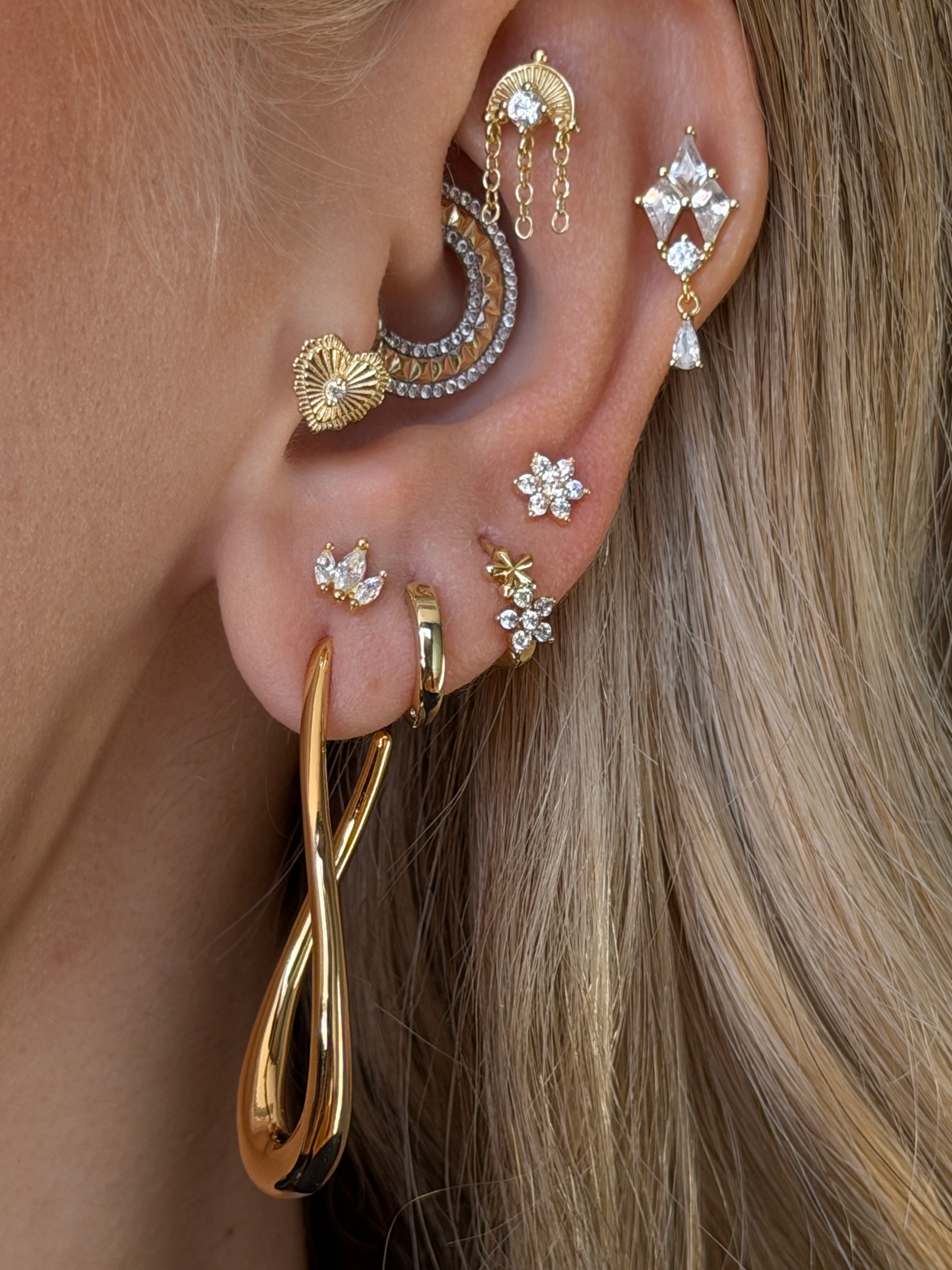 Gold Rengi Kıvrımlı Kadın Küpe