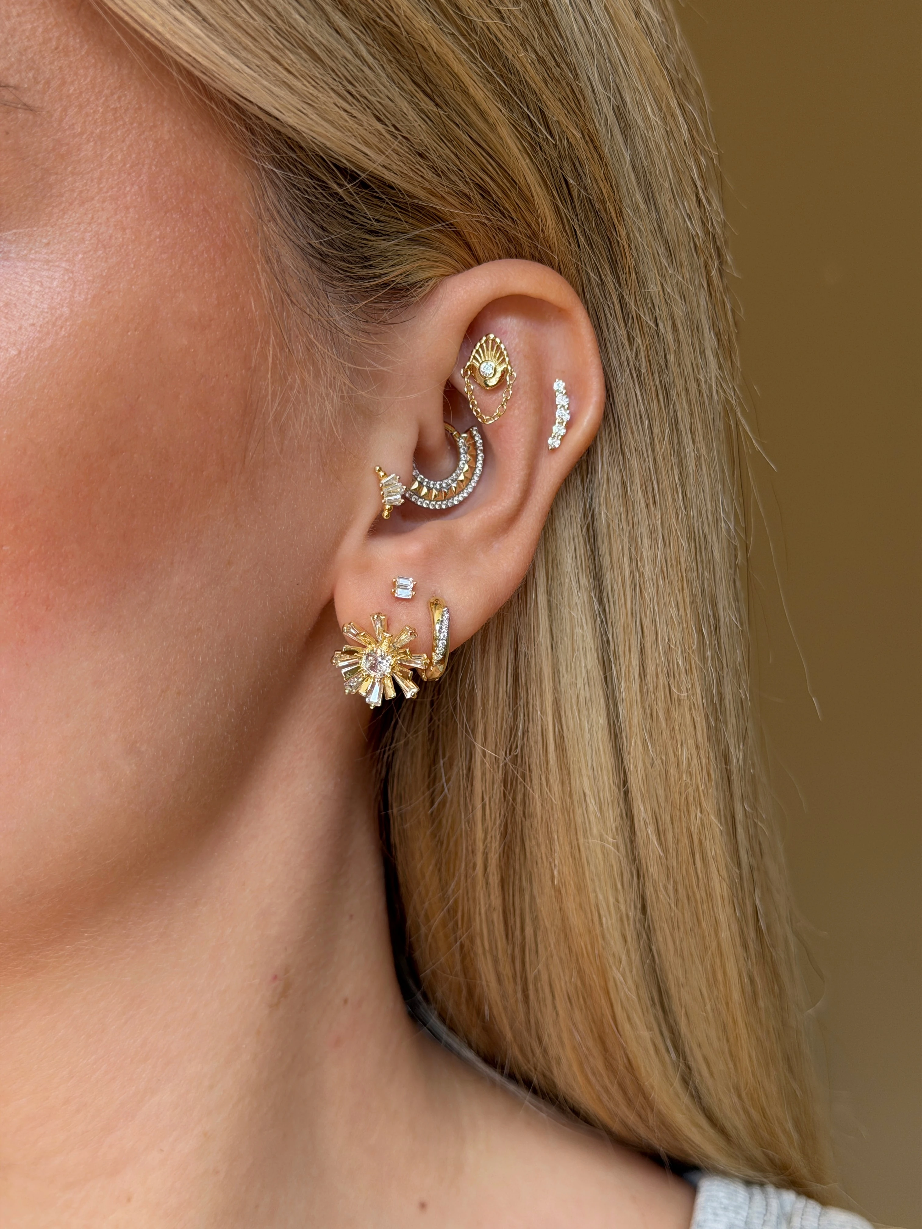 Gold Rengi Taş Detaylı Çiçek Model Kadın Küpe