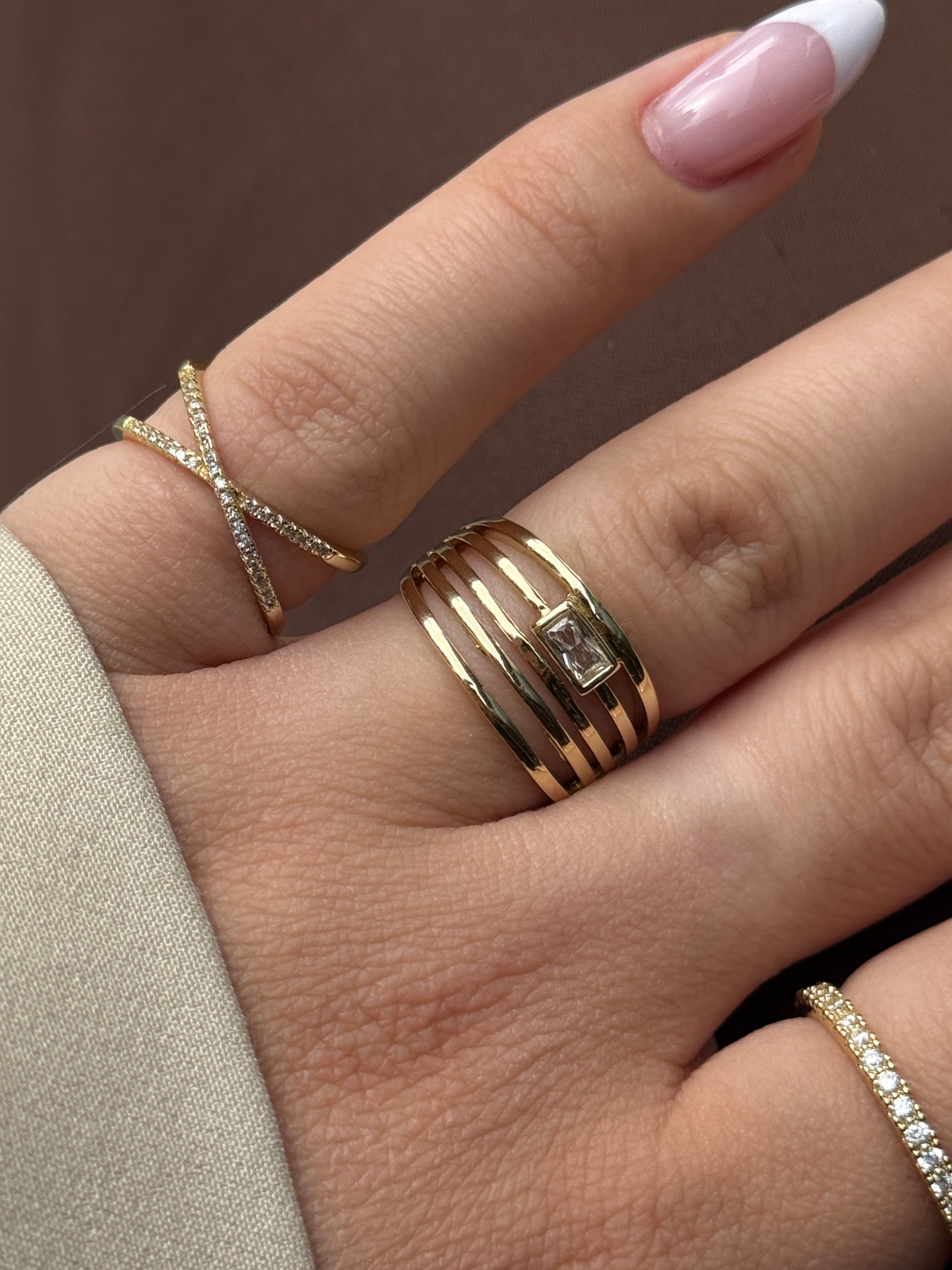 Gold Rengi Çarpı Zirkon Taş Detaylı Kadın Serçe Parmak Yüzük