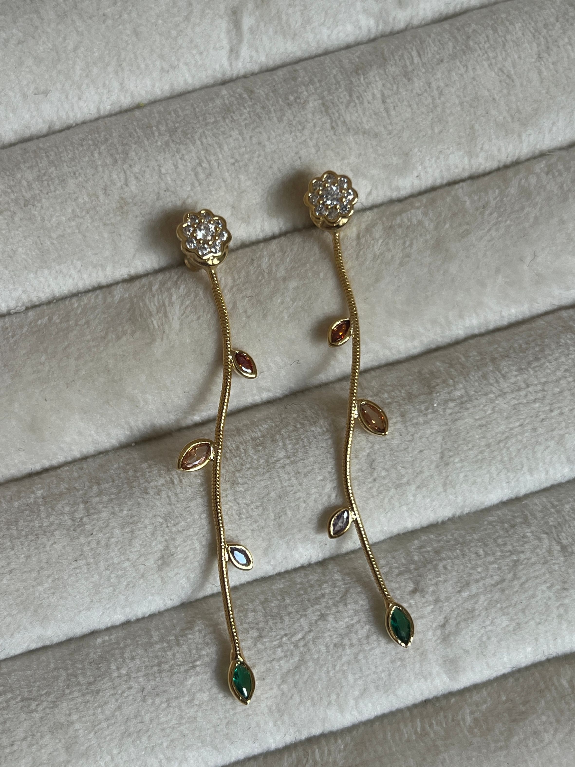 Gold Rengi Renkli Zirkon Taş Sallantılı Çiçek Model Kadın Küpe