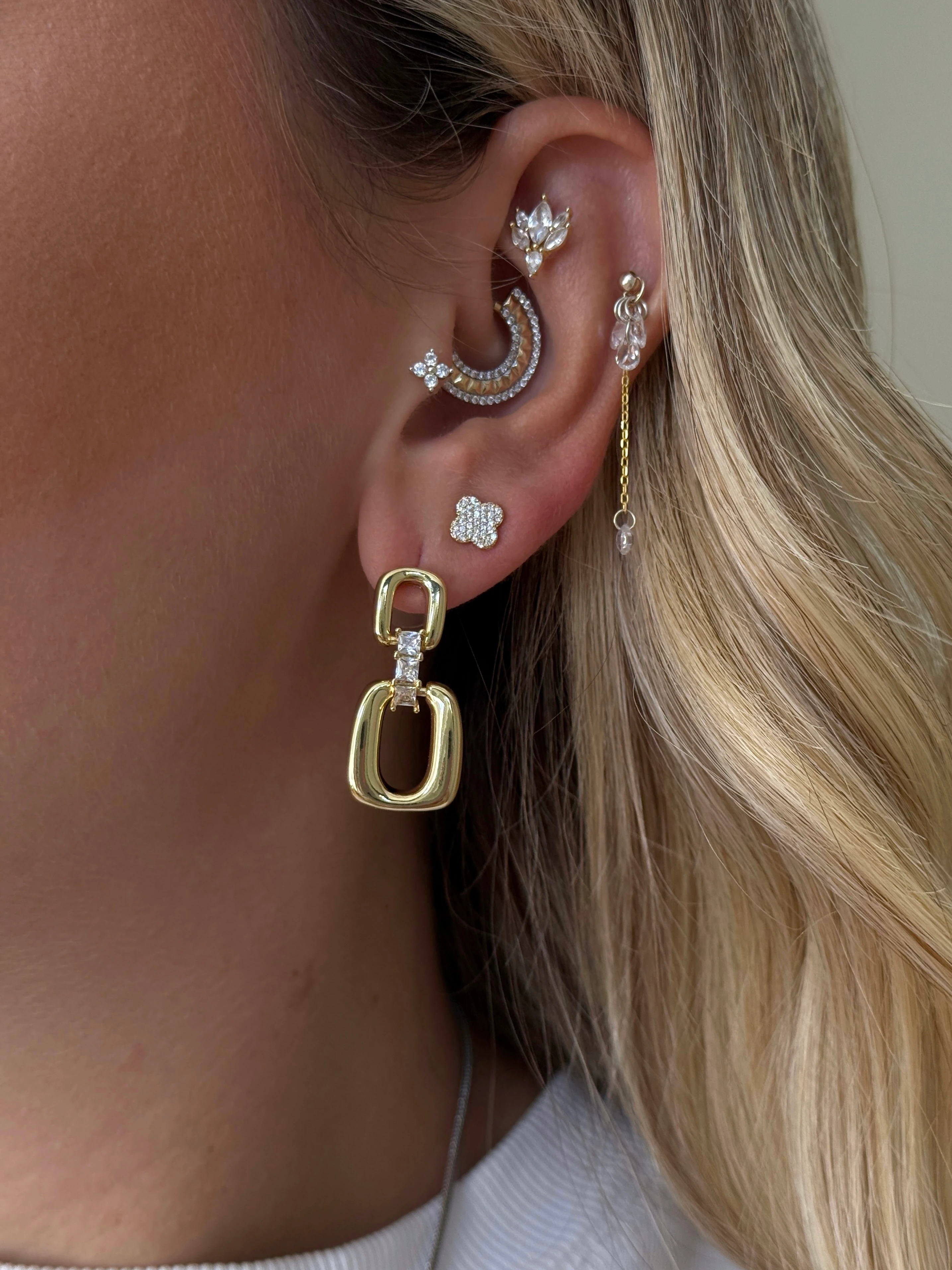 Zirkon Taşlı Yonca Model Kadın Minimal Küpe