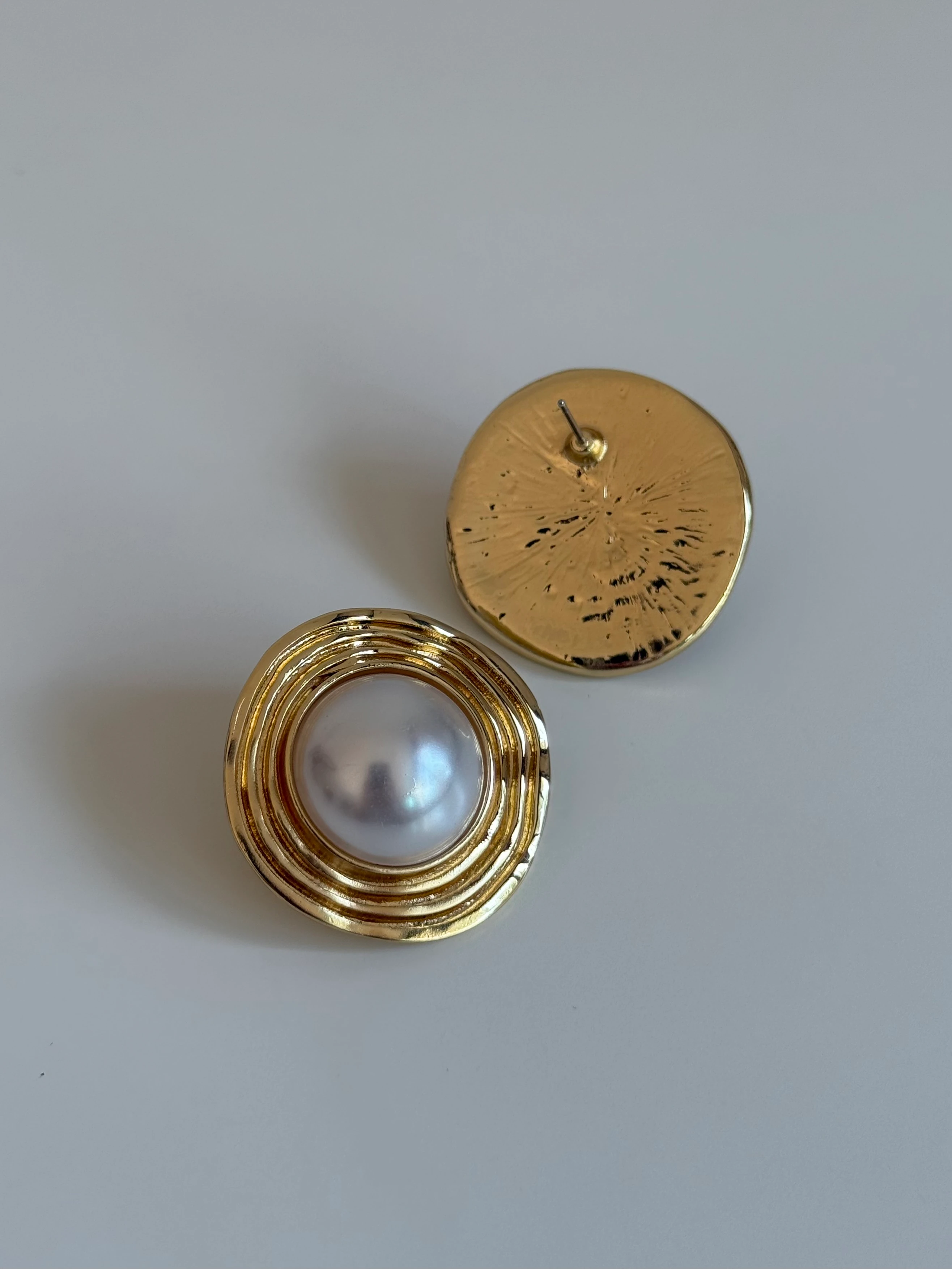 Gold Rengi Beyaz Taş Detaylı Yuvarlak Model Kadın Küpe