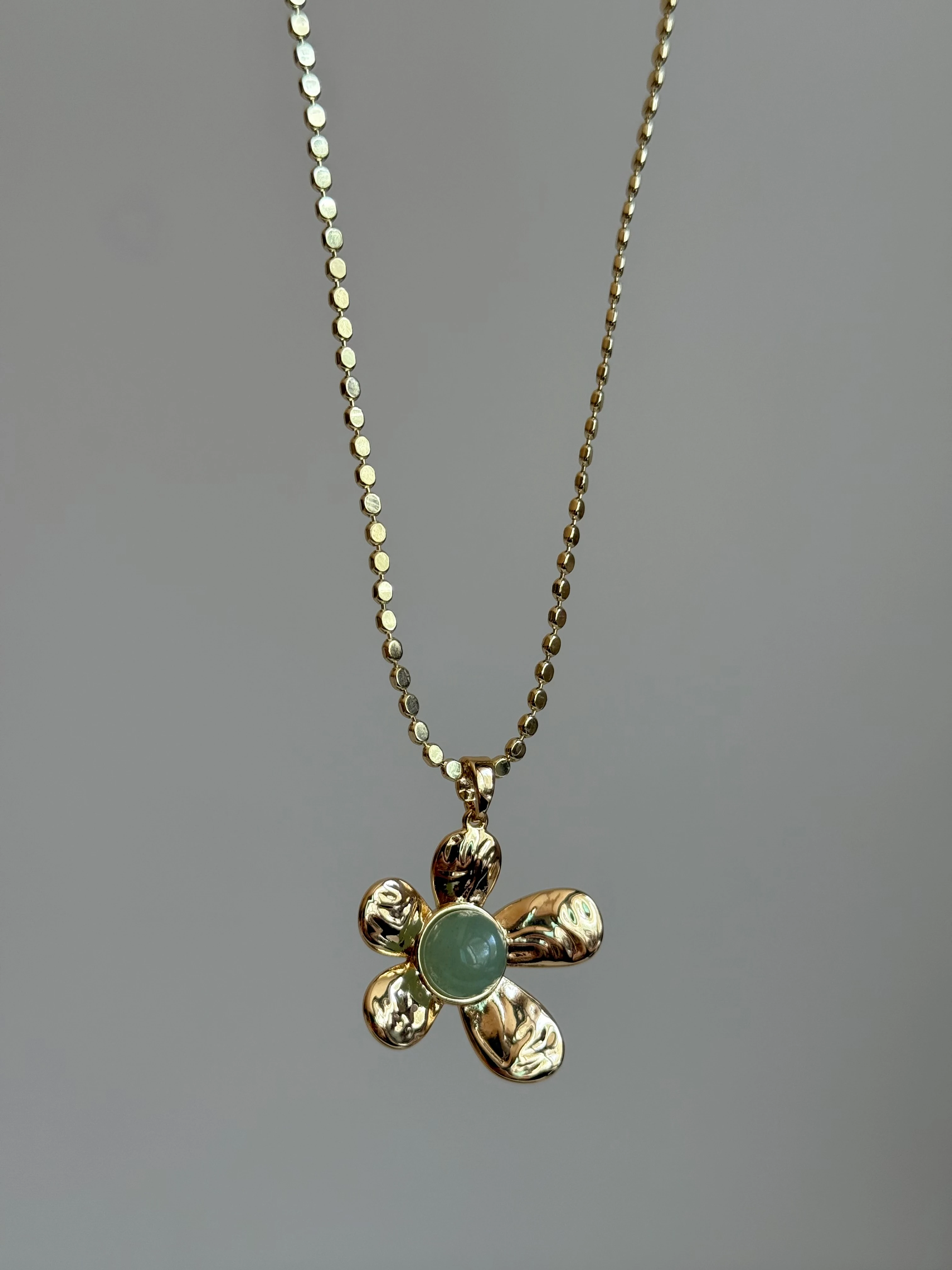 Gold Rengi Yeşil Taşlı Çİçek Kadın Kolye