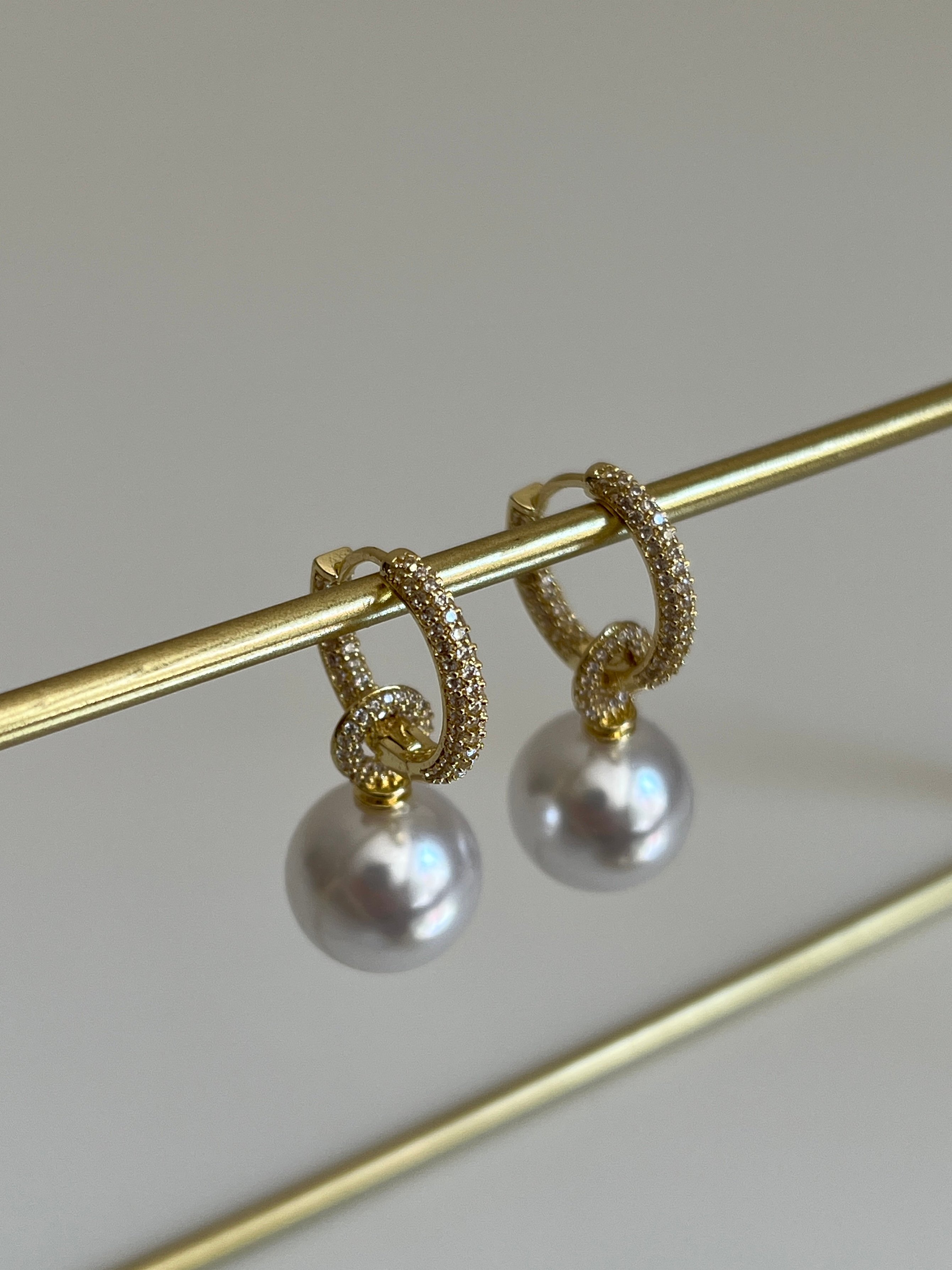 Zirkon Taşlı İnci Model Sallantılı Kadın Halka Küpe