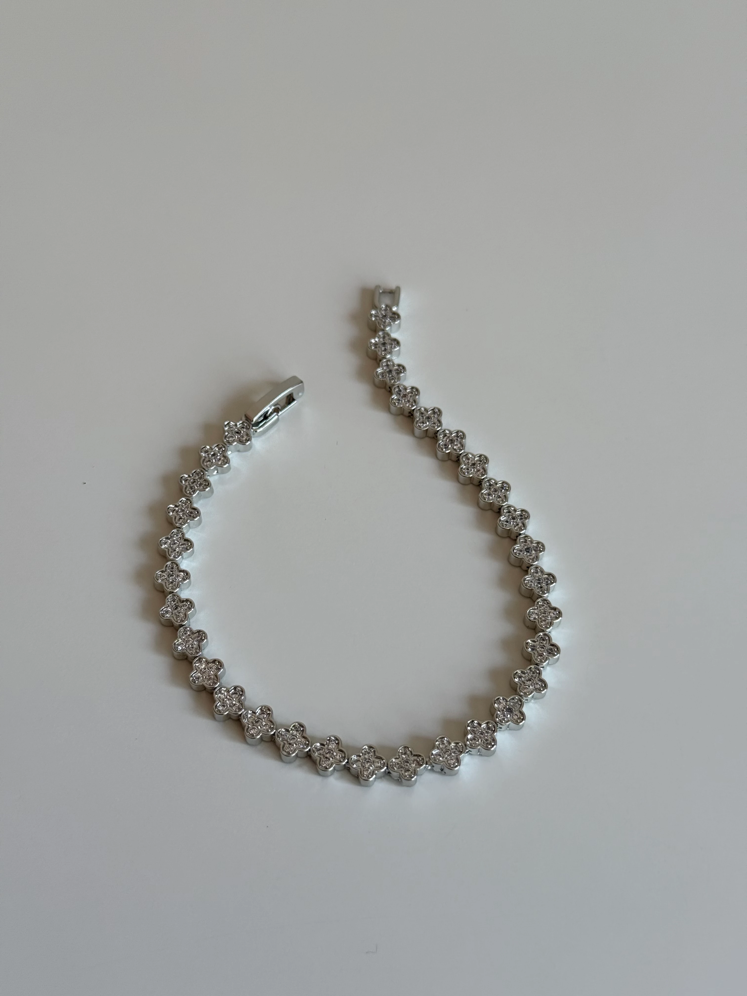 Gümüş Renk Sıralı Yonca Model Kadın Bileklik