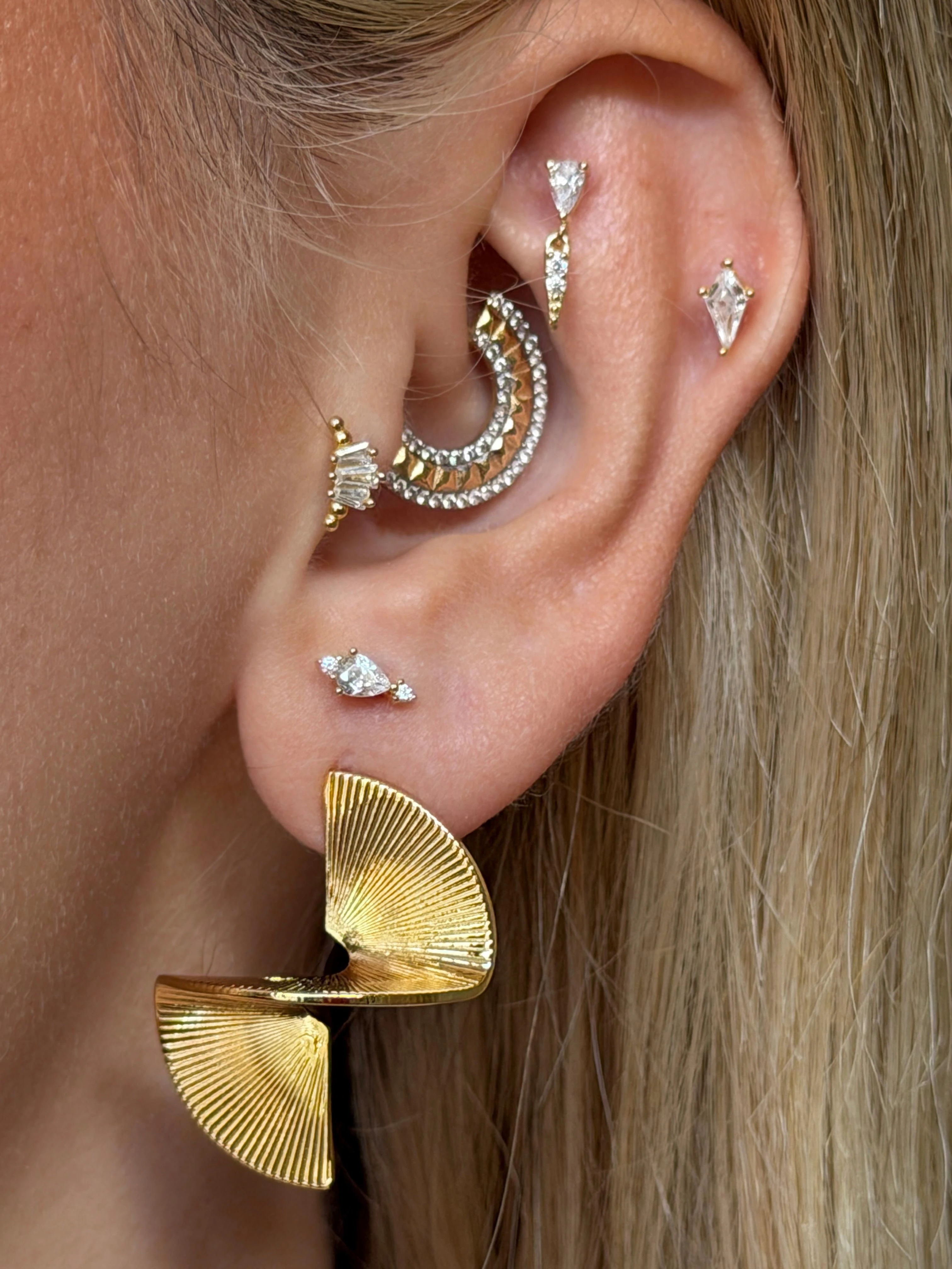 Gold Rengi Asimetrik Model Kadın Küpe