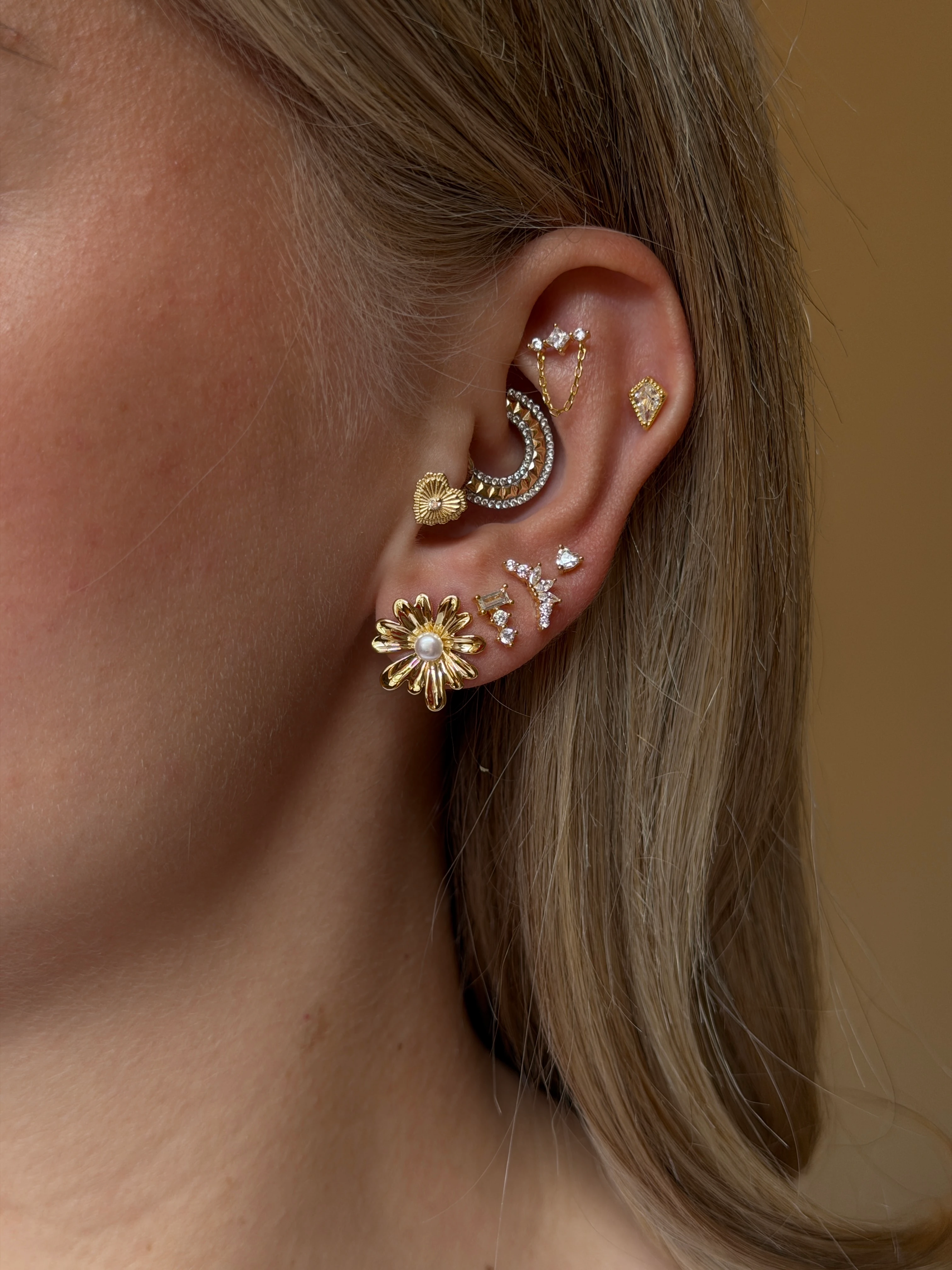 Gold Rengi İnci Detaylı Papatya Kadın Küpe