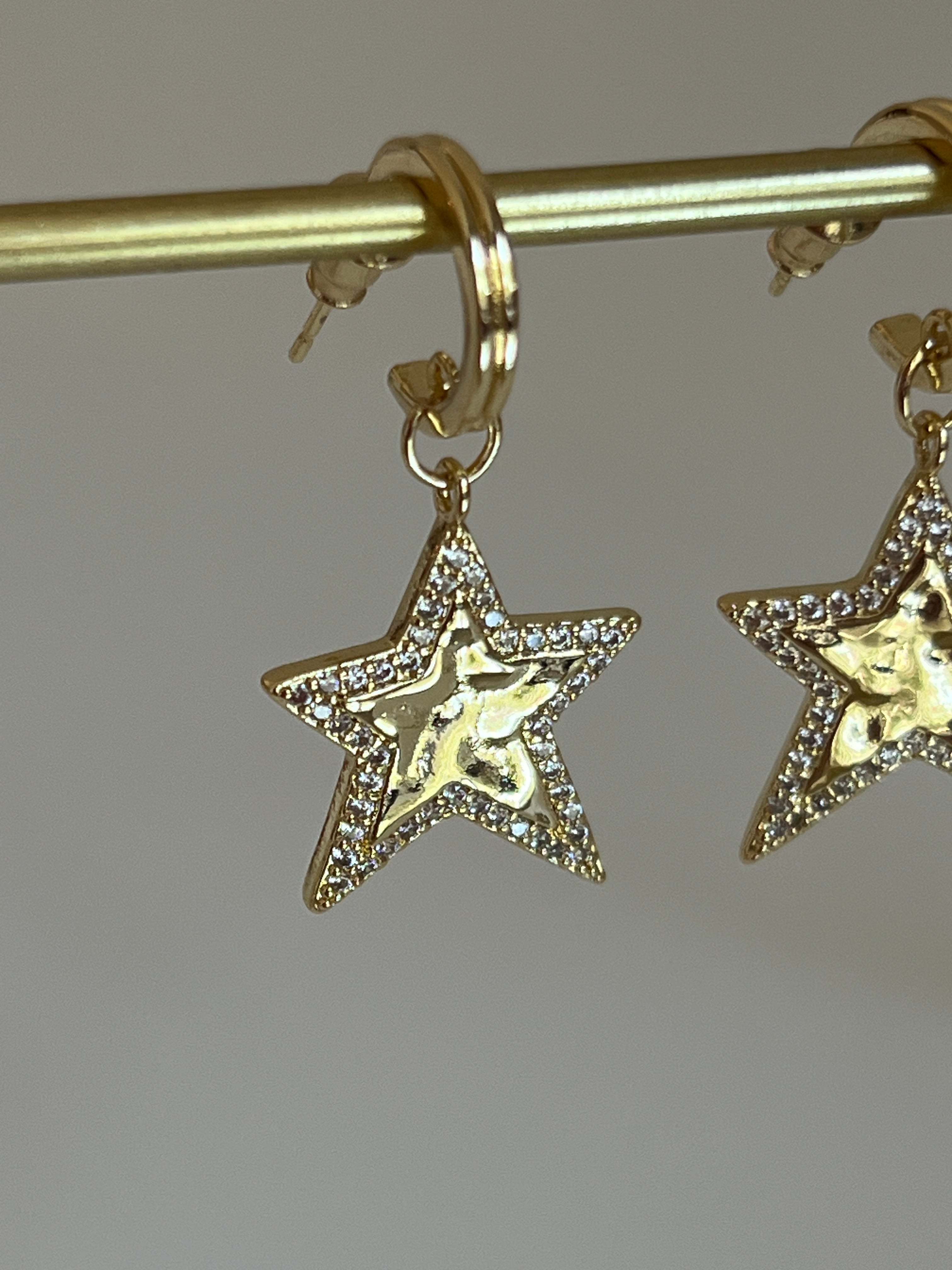 Gold Rengi Sallantılı Yıldız Model Kadın Küpe