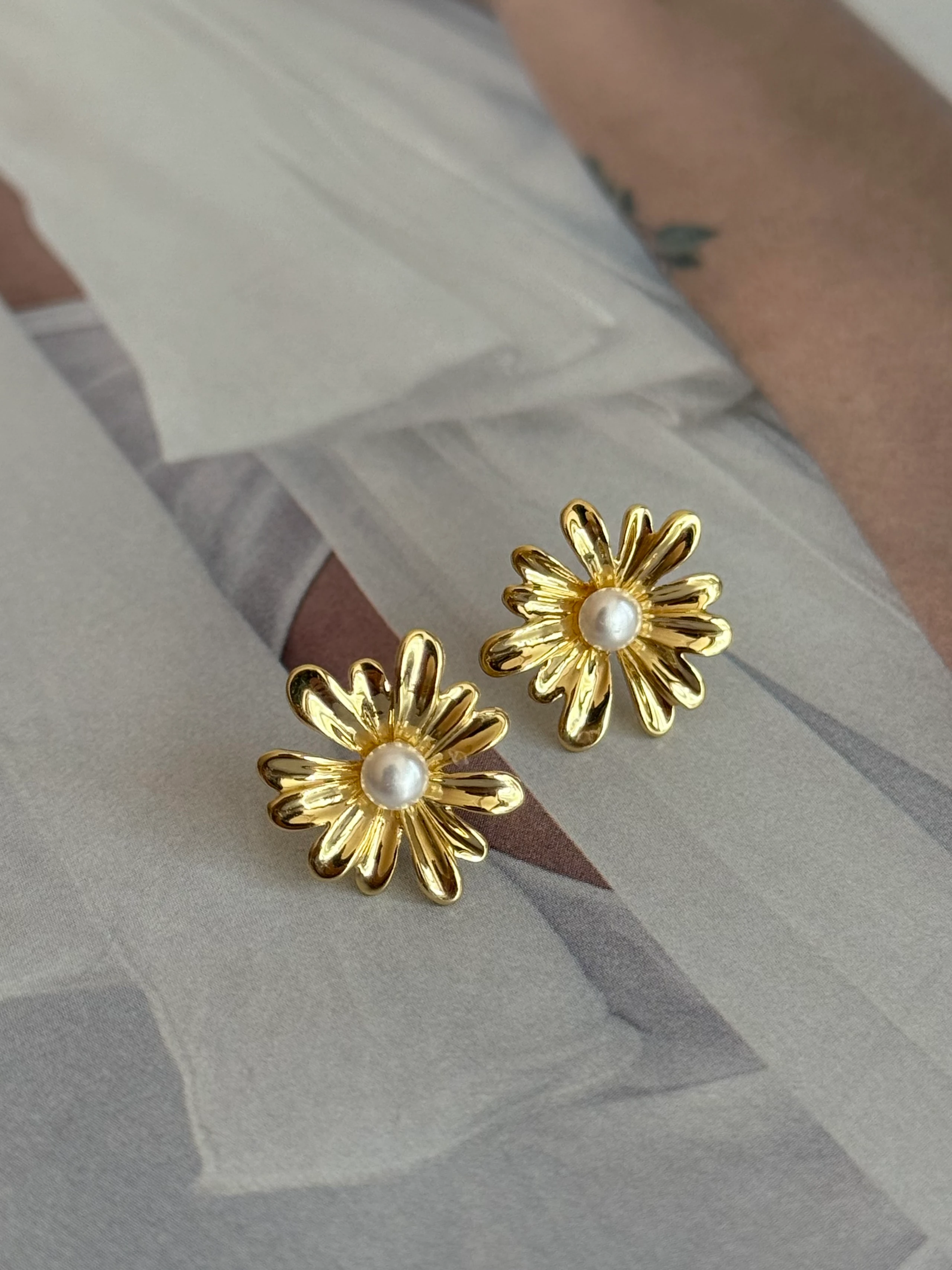 Gold Rengi İnci Detaylı Papatya Kadın Küpe