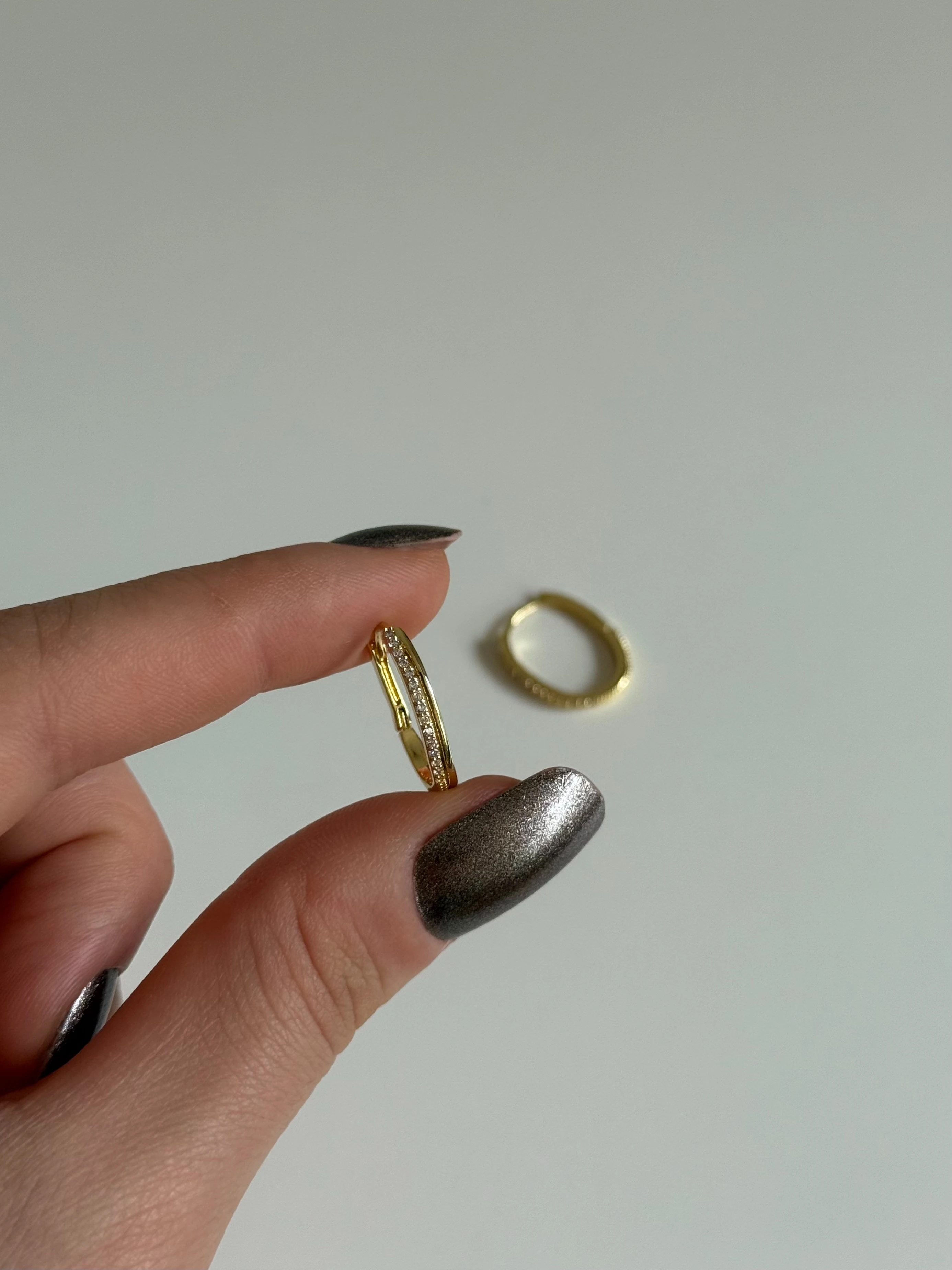 Gold Rengi Taş Detay İki Sıra Kadın Küpe