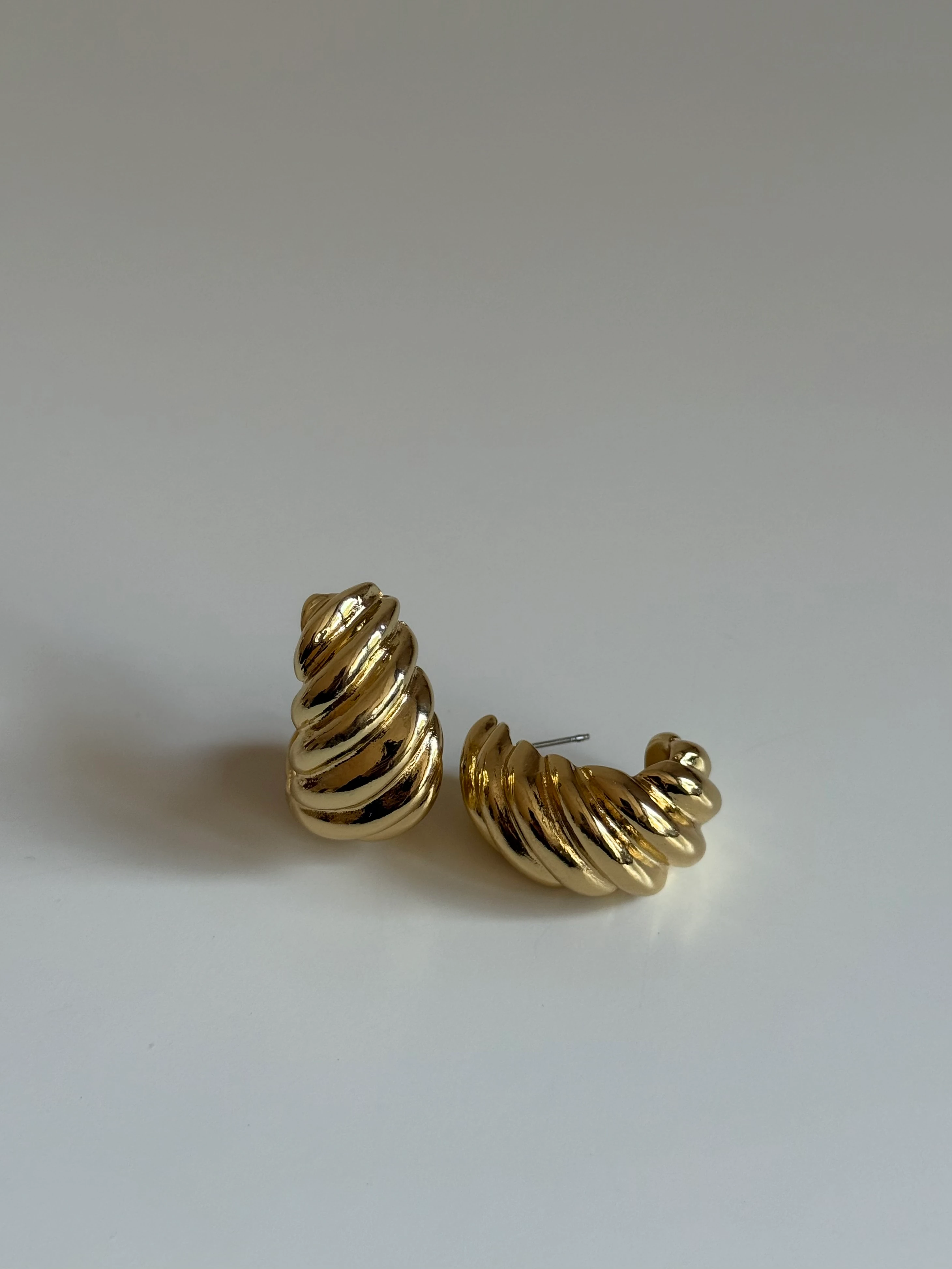 Gold Rengi Sarmal Model Kadın Küpe