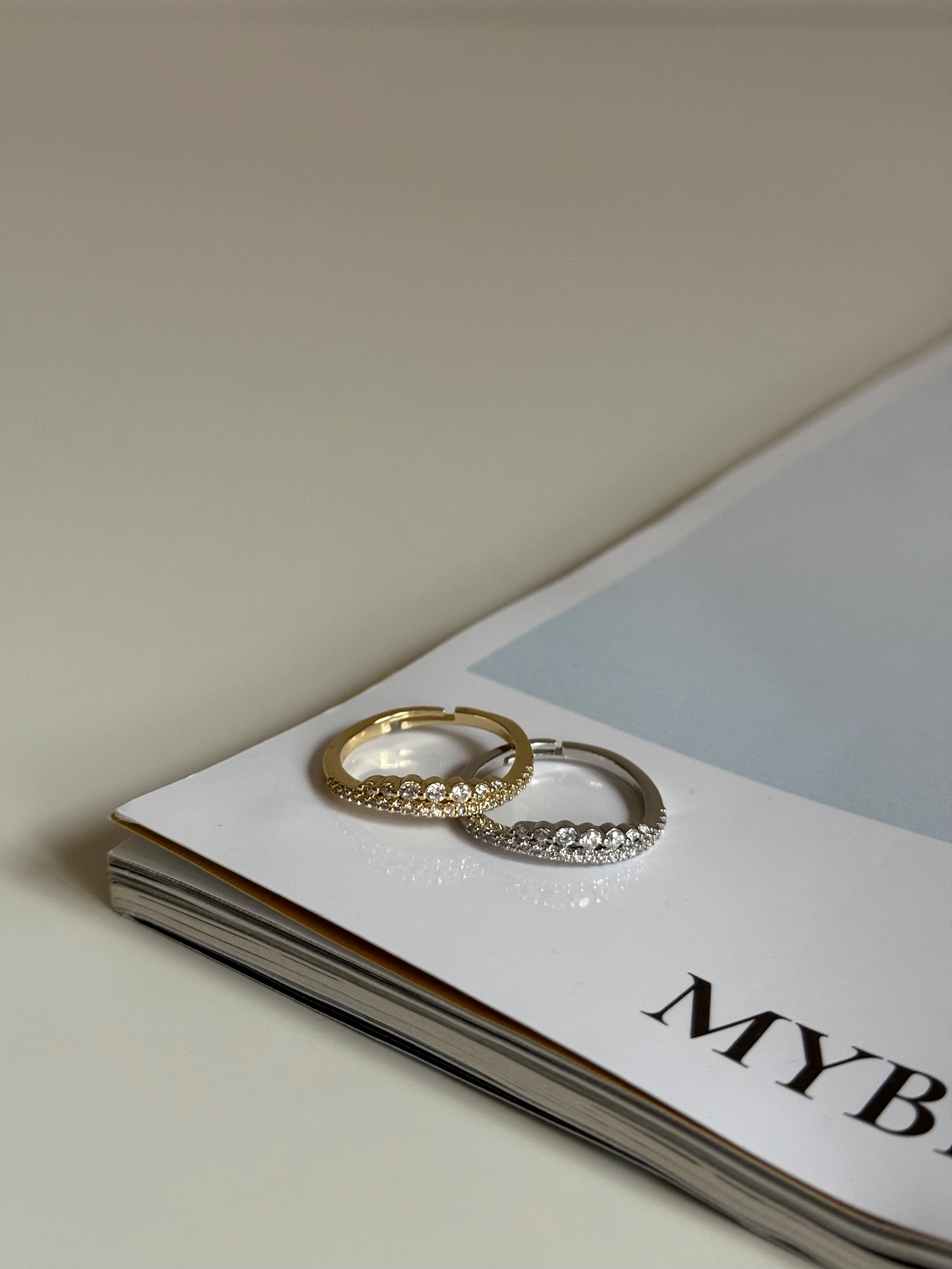 İki Sıra Büyük Ve Küçük Taşlı Kadın Yüzük