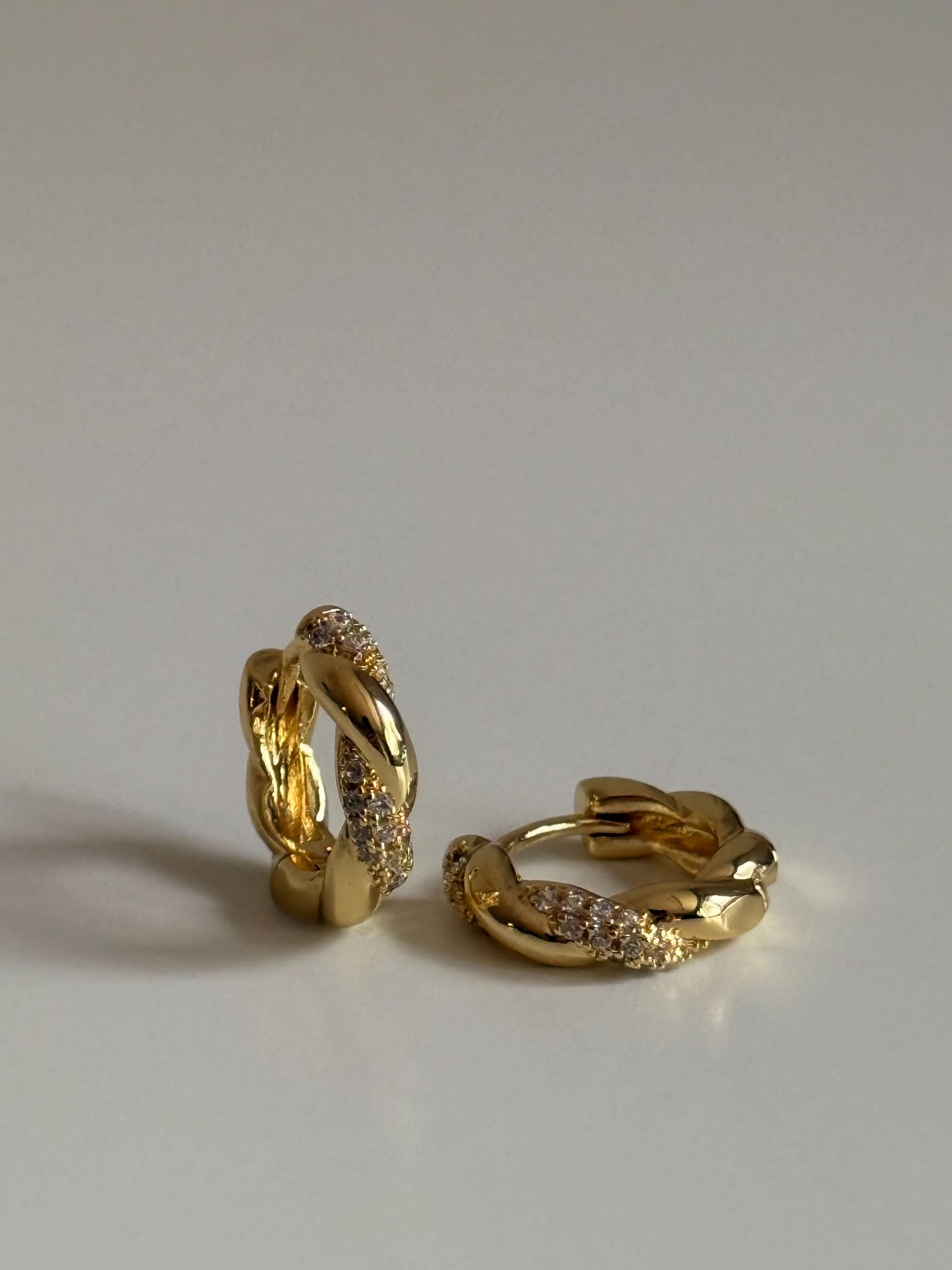 Gold Rengi Minimal Sarmal Kadın Küpe