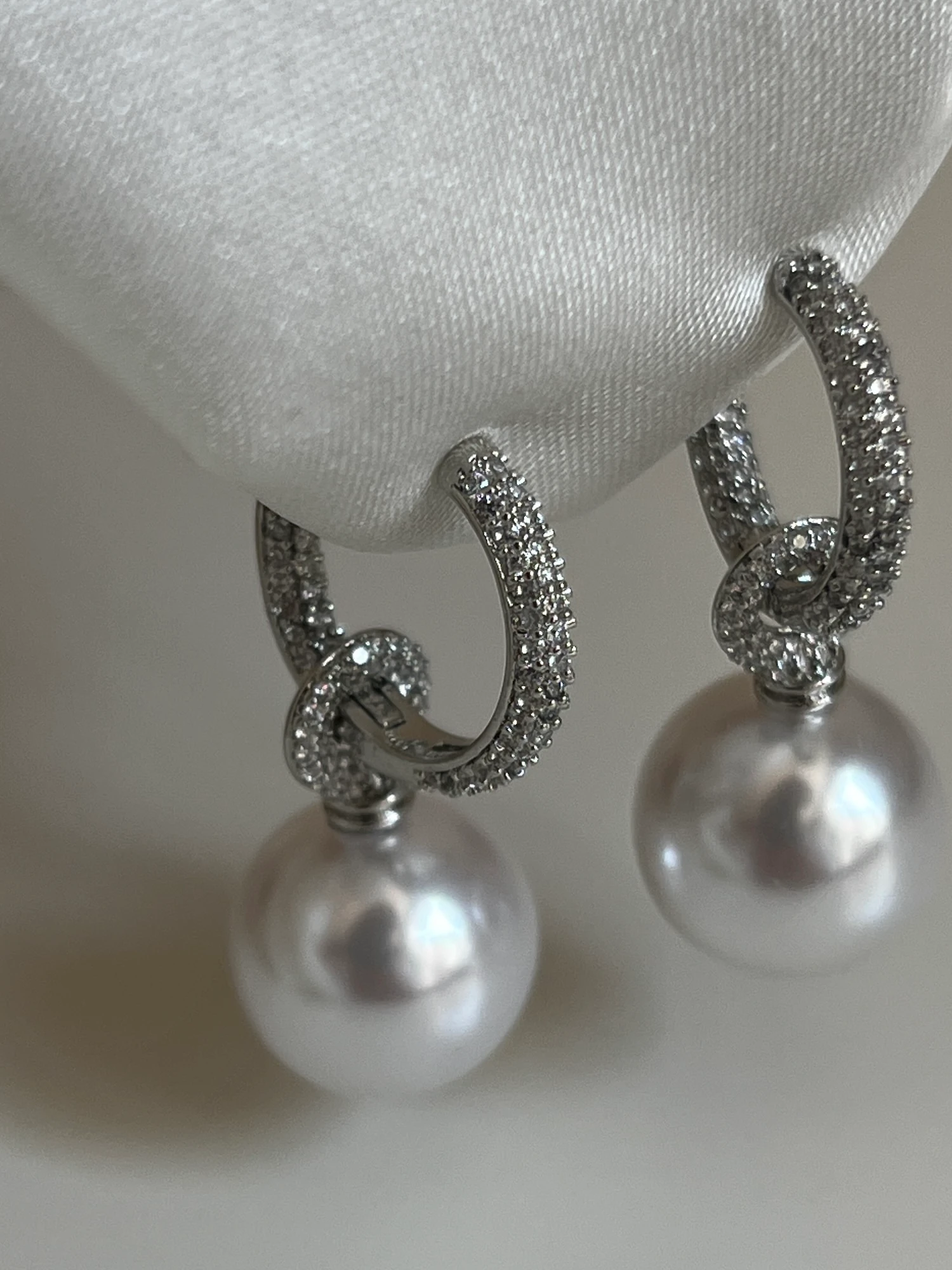 Zirkon Taşlı İnci Model Sallantılı Kadın Halka Küpe