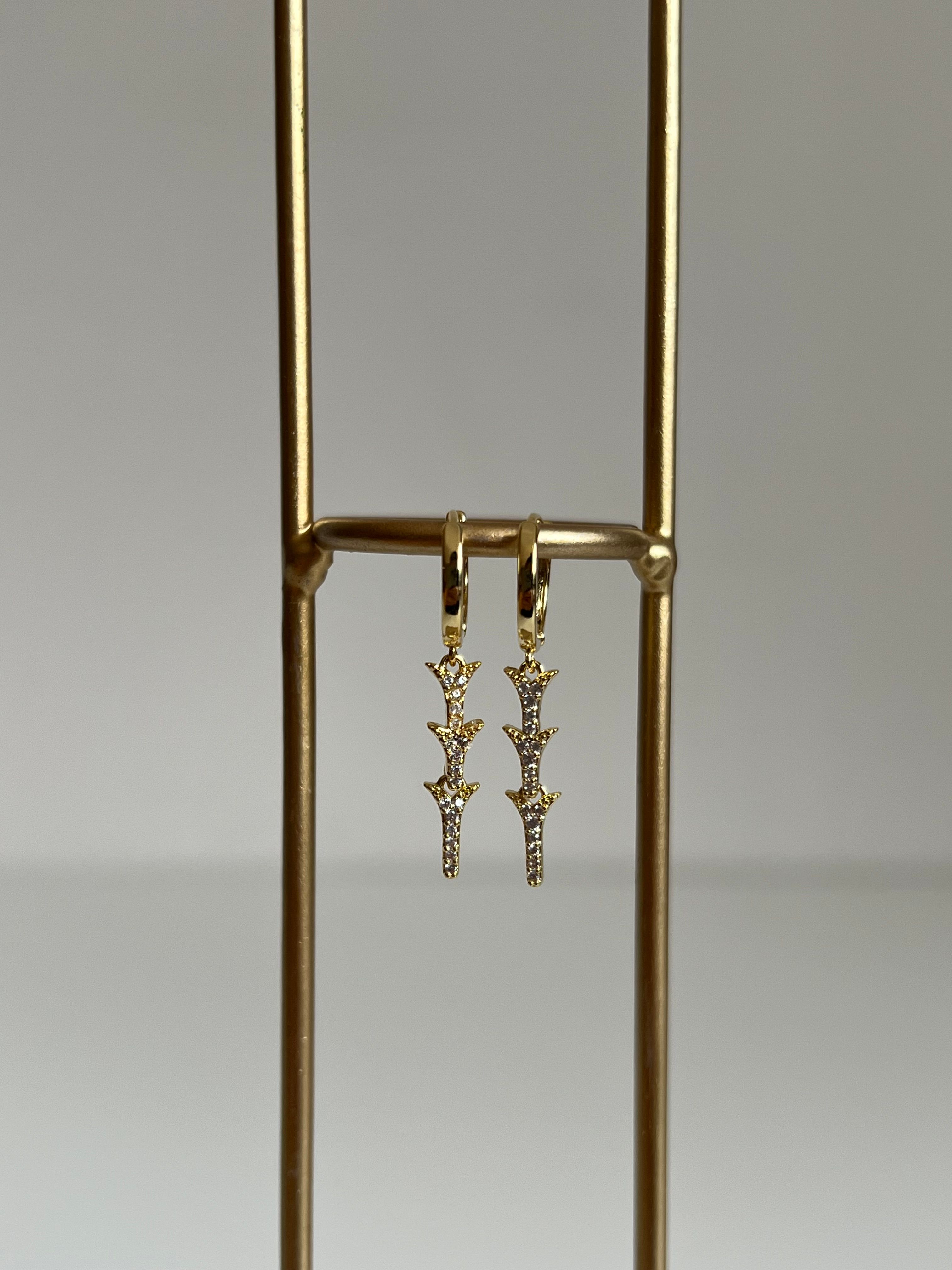 Gold Rengi Zirkon Taşlı Çubuk Sallantılı Kadın Küpe