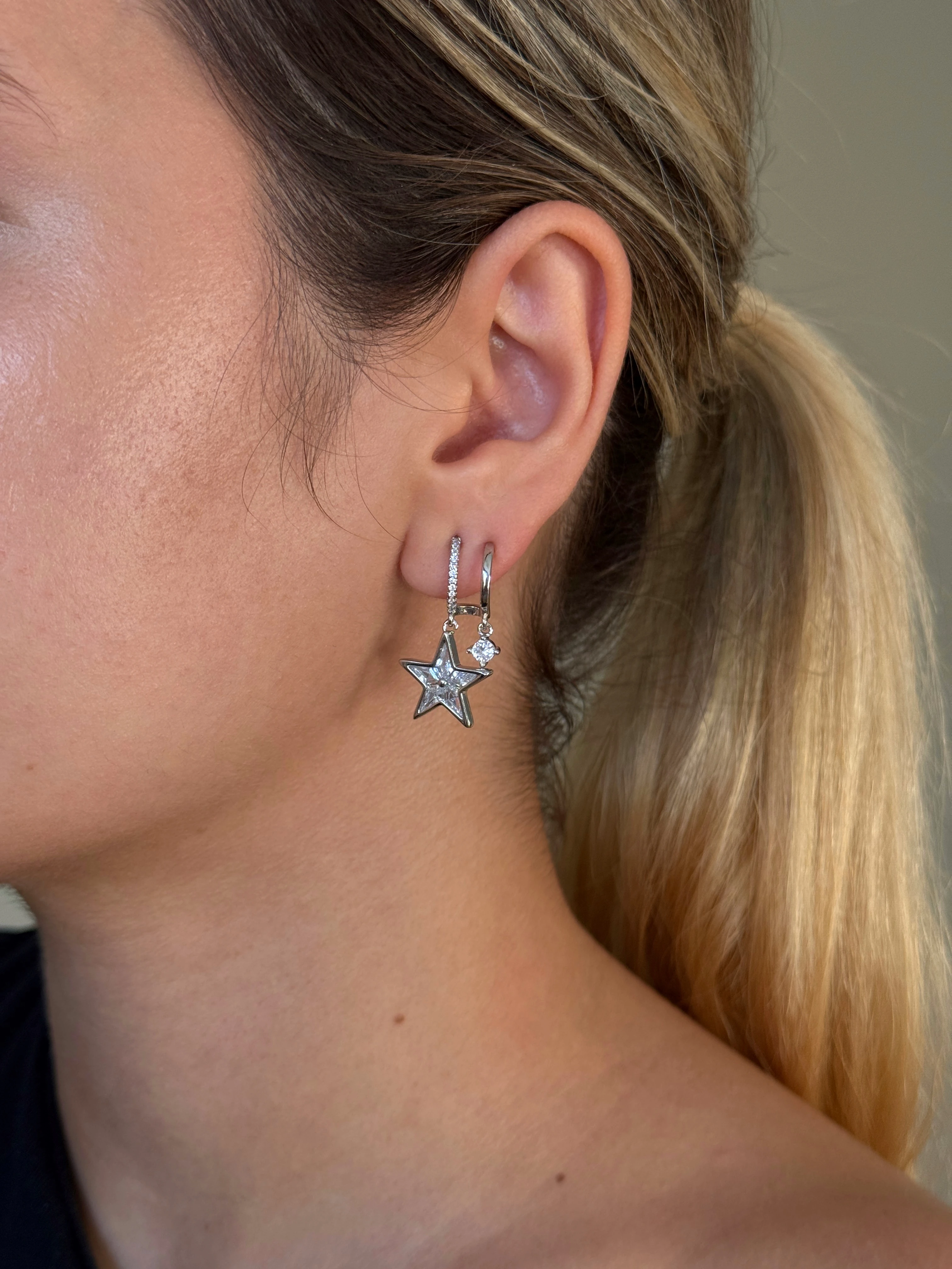 İki Sıra Zirkon Taşlı Yıldız Sallantılı Kadın Küpe