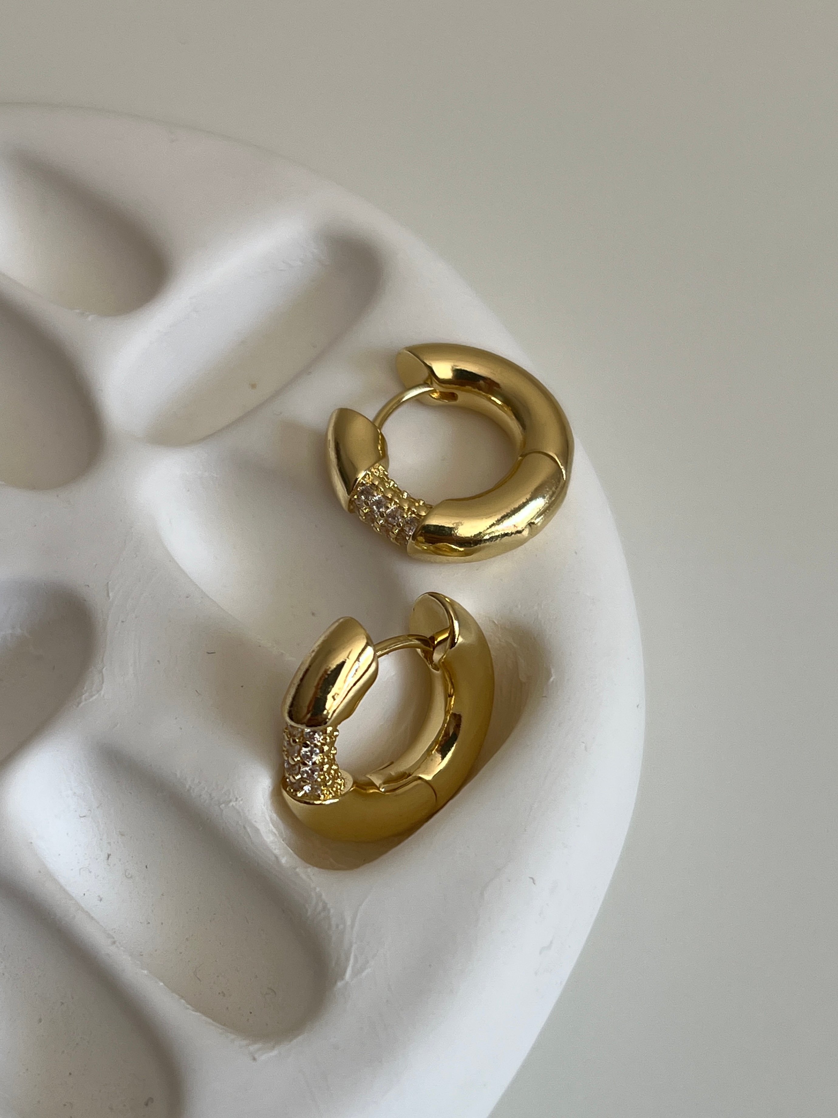 Gold Rengi Zirkon Taşlı Halka Kadın Küpe
