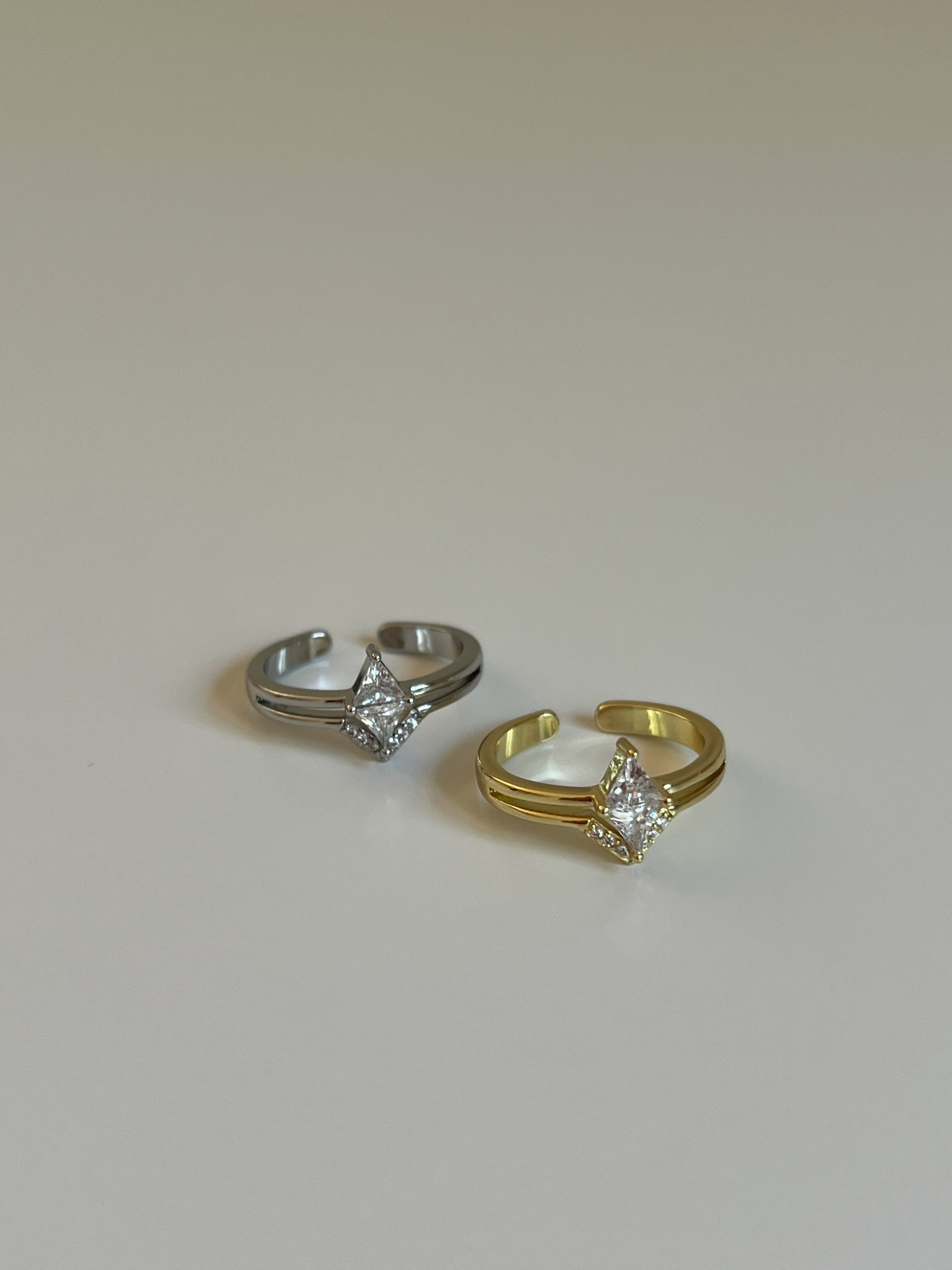 Üçgen Zirkon Taşlı Model Kadın Yüzük