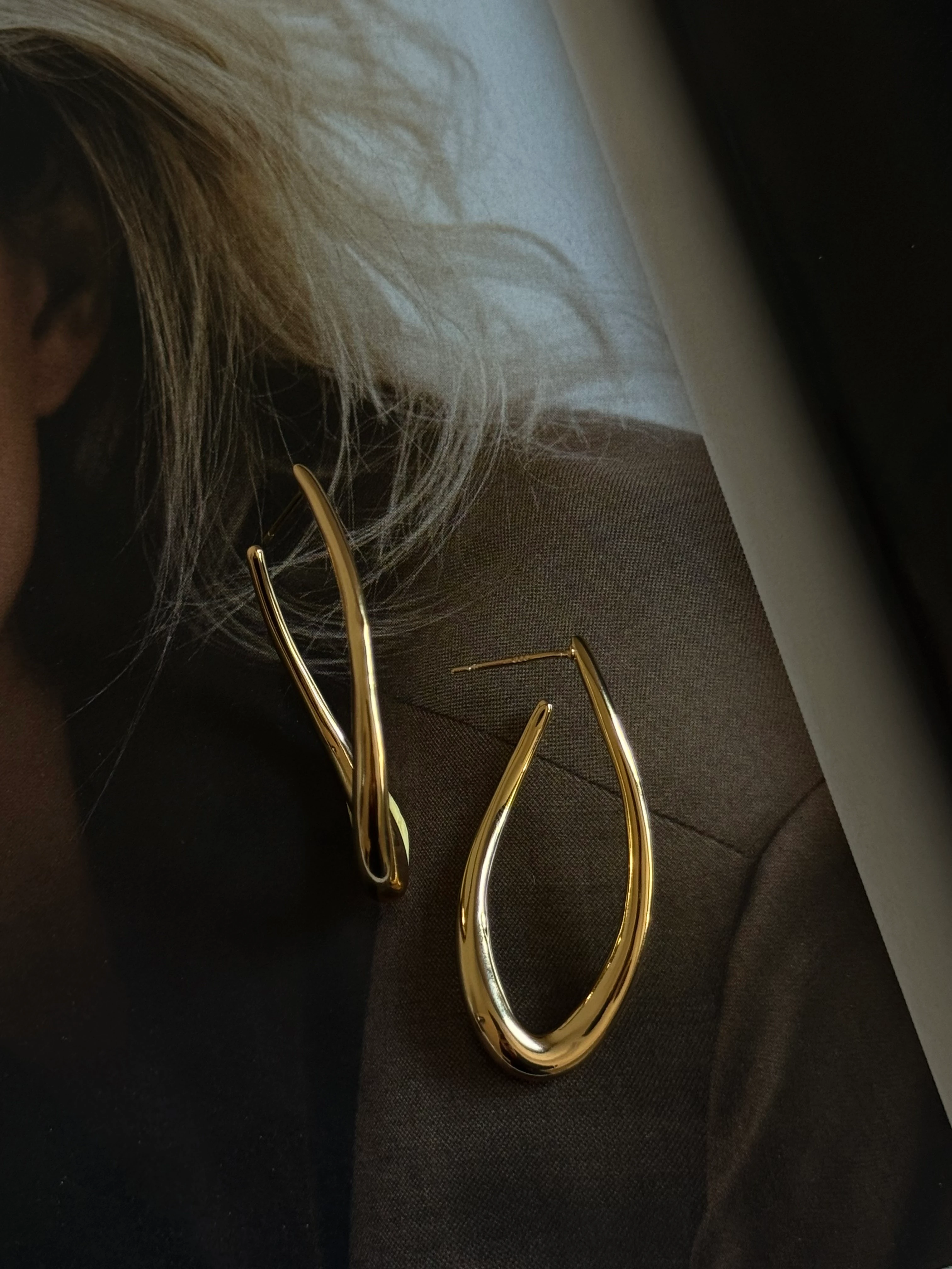 Gold Rengi Kıvrımlı Kadın Küpe