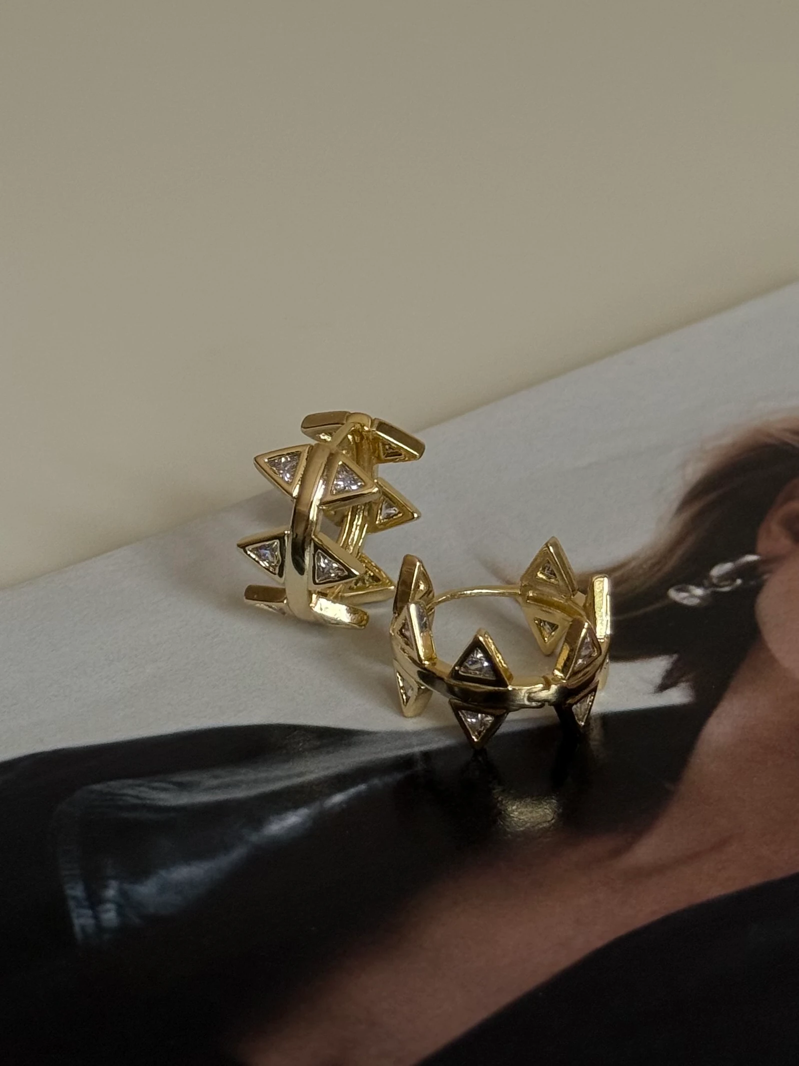 Gold Rengi Üçgen Detaylı Halka Kadın Küpe