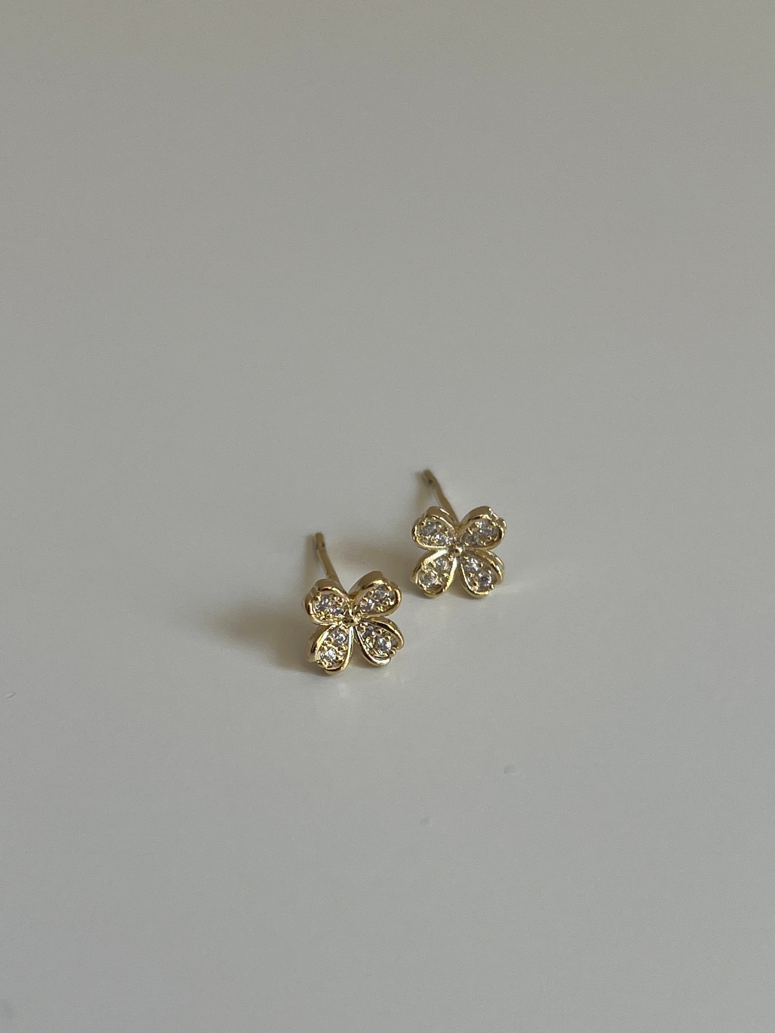 Gold Rengi Zirkon Taşlı Yonca Model Kadın Minimal Küpe