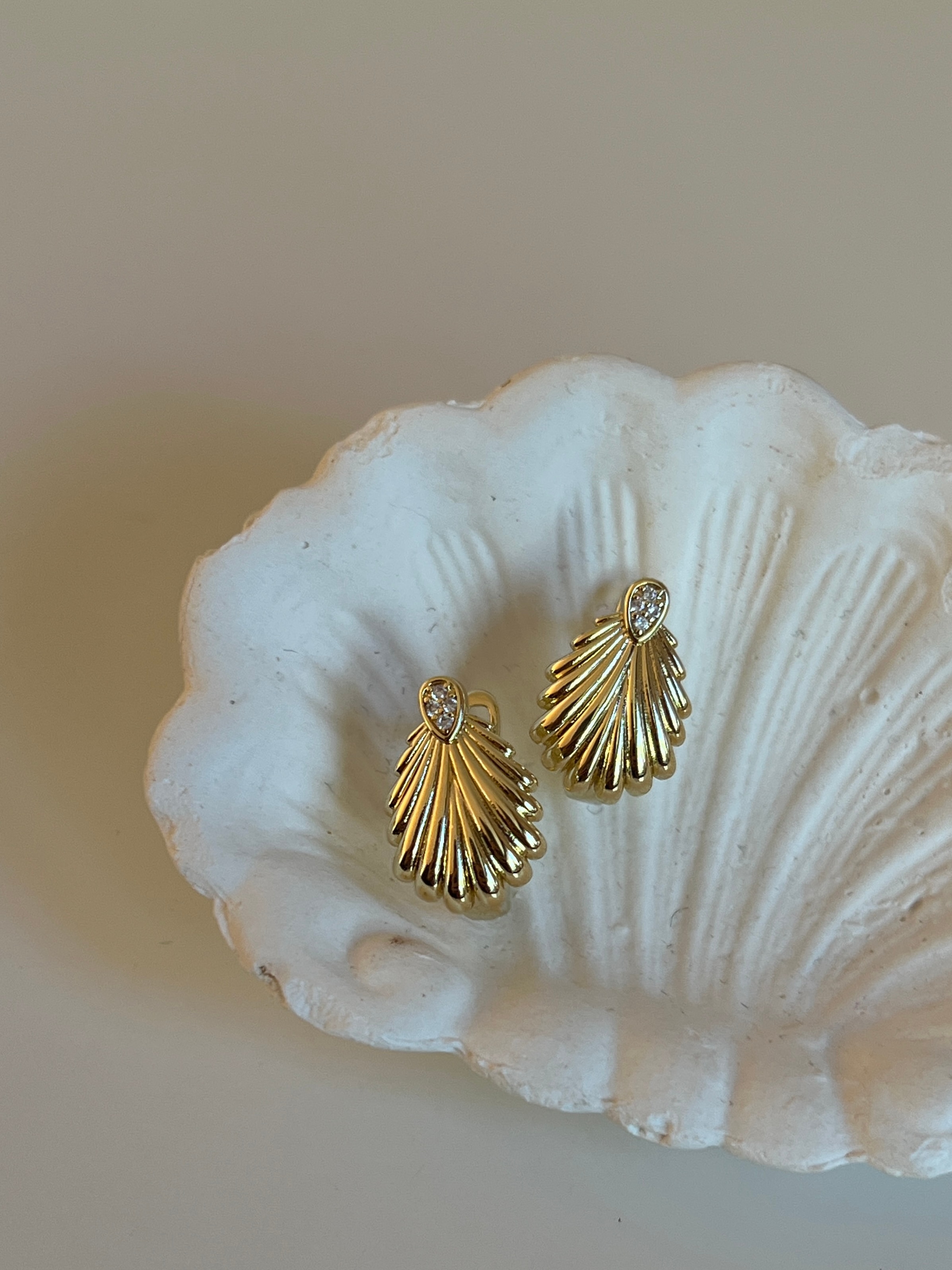 Gold Rengi Zirkon Taş Detaylı Kadın Küpe