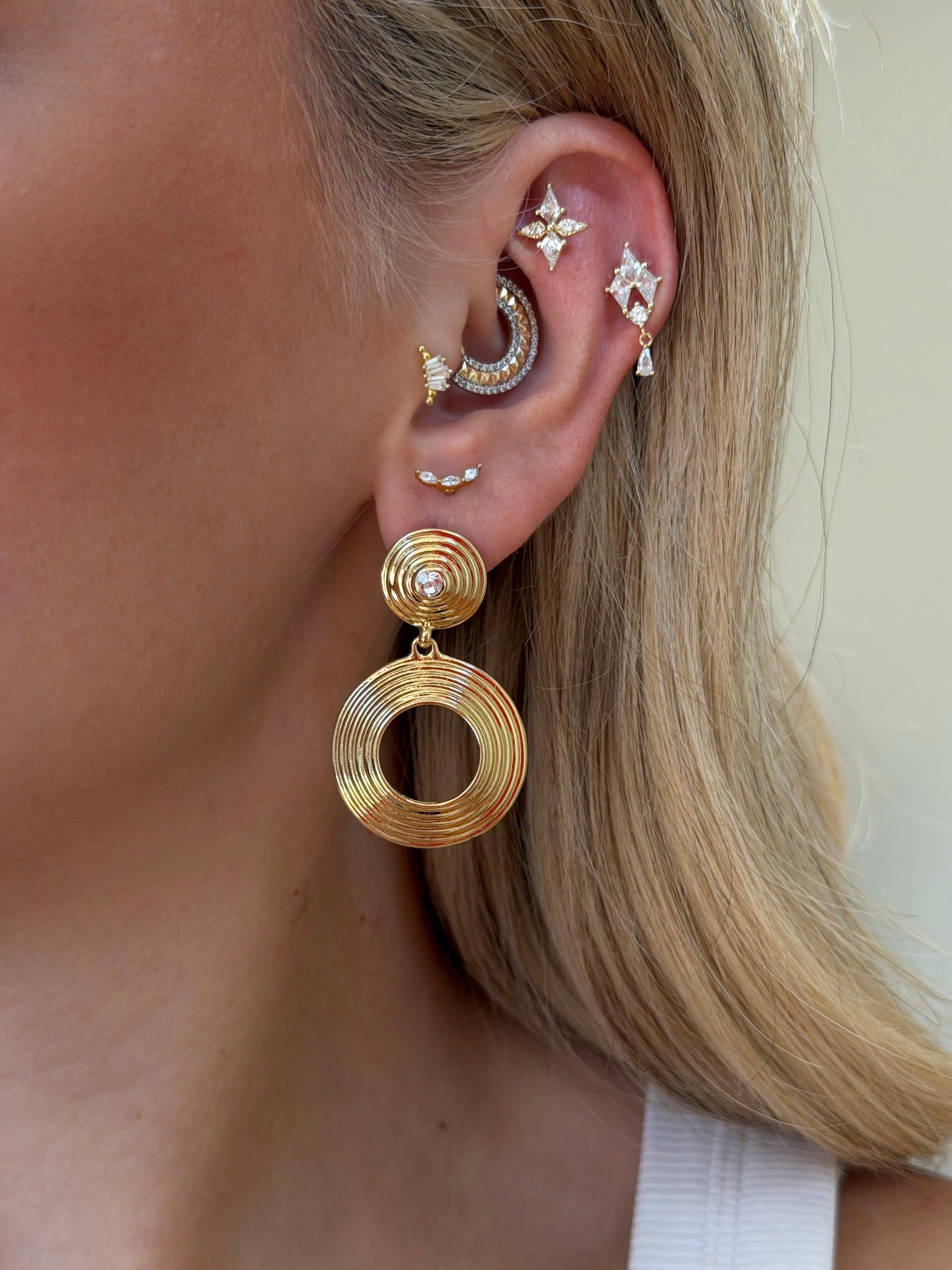 Gold Rengi Yuvarlak Taşlı Kadın Küpe