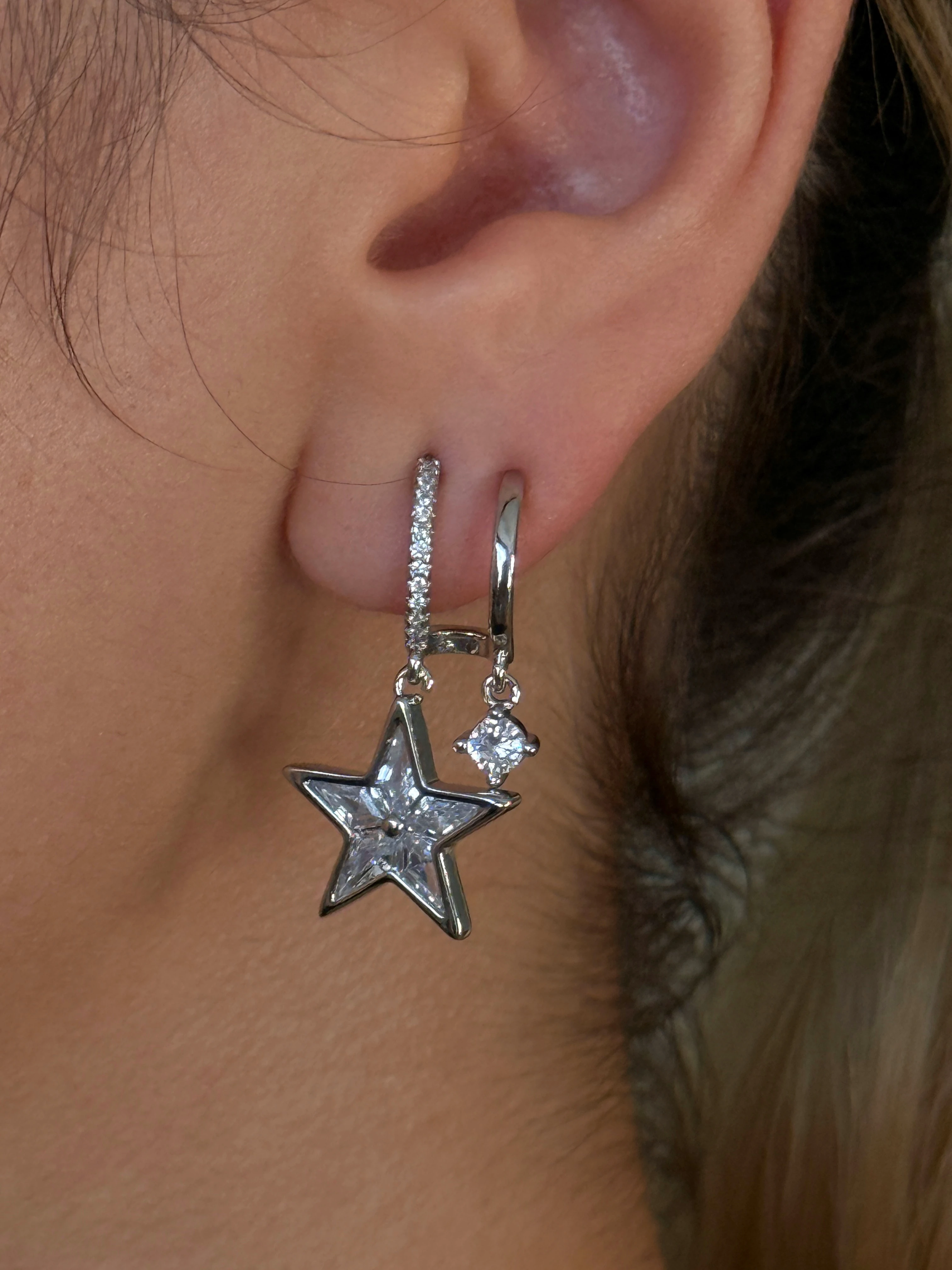 İki Sıra Zirkon Taşlı Yıldız Sallantılı Kadın Küpe