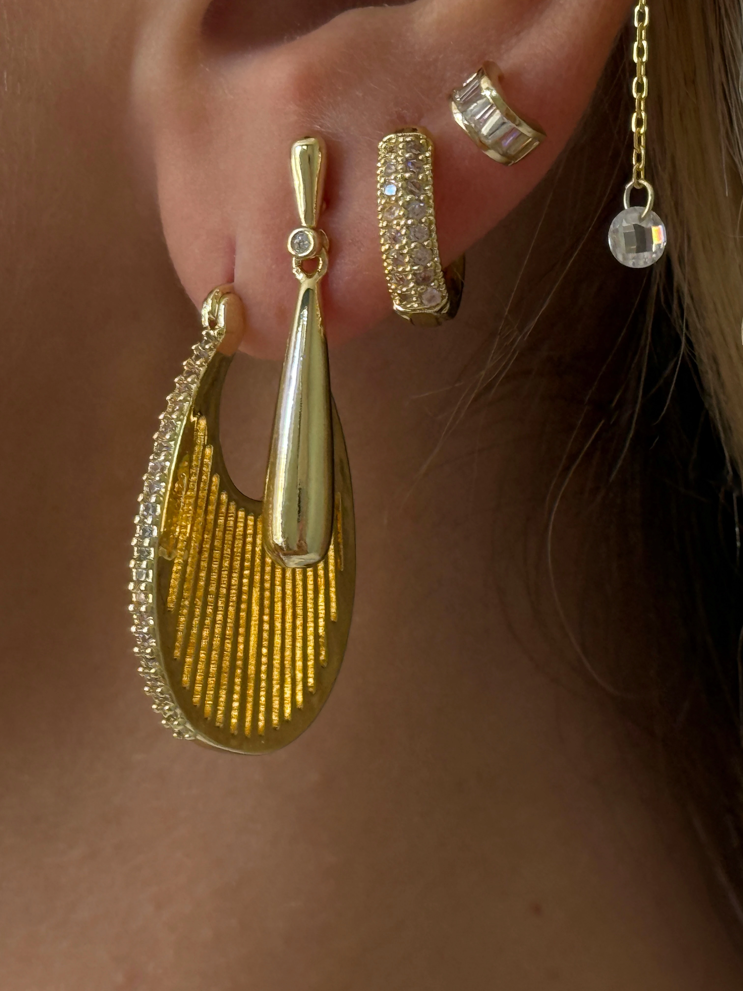 Gold Rengi Zirkon Taşlı Halka Kadın Küpe