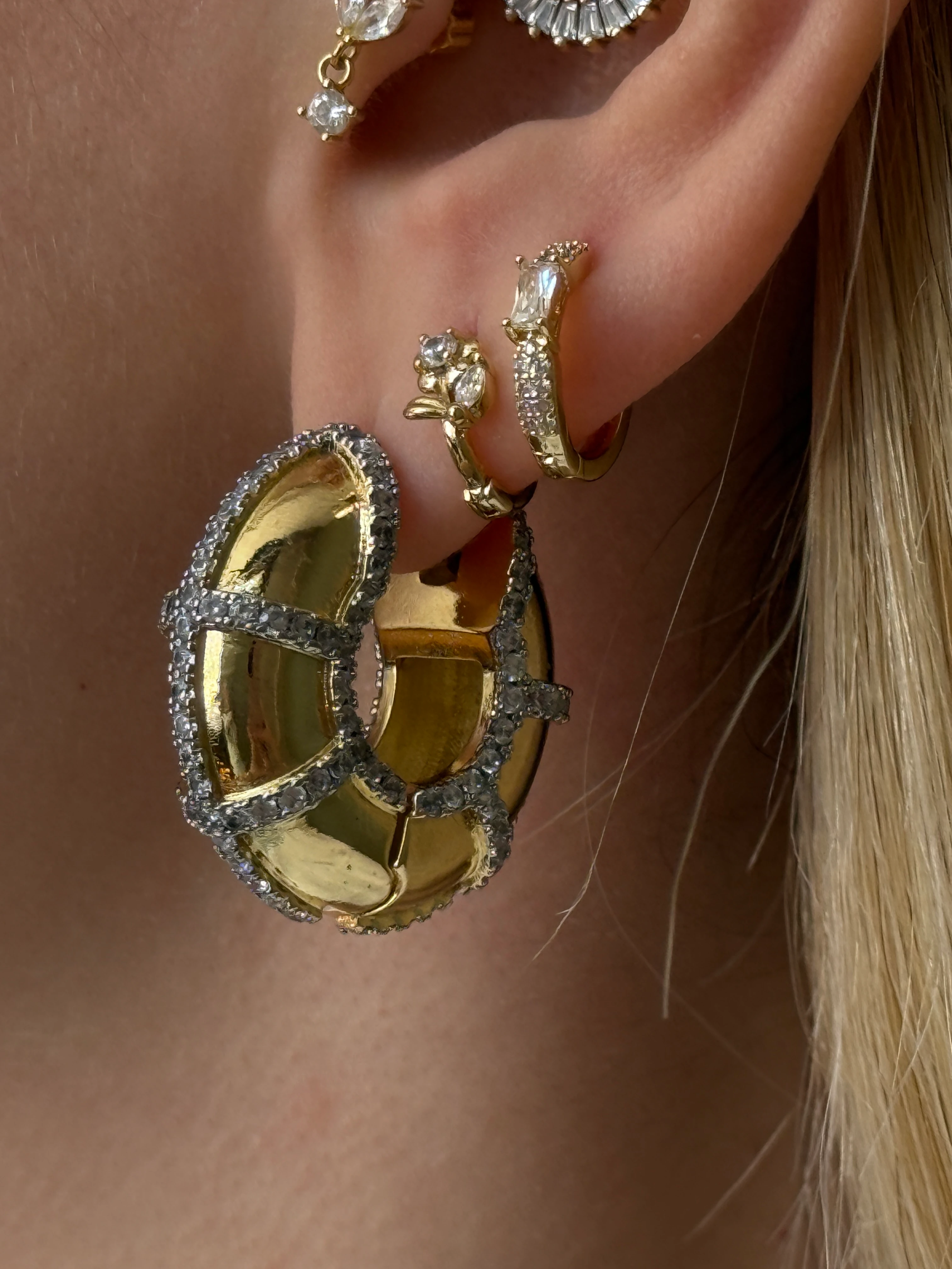 Zirkon Taşlı Yuvarlak Model Kadın Küpe