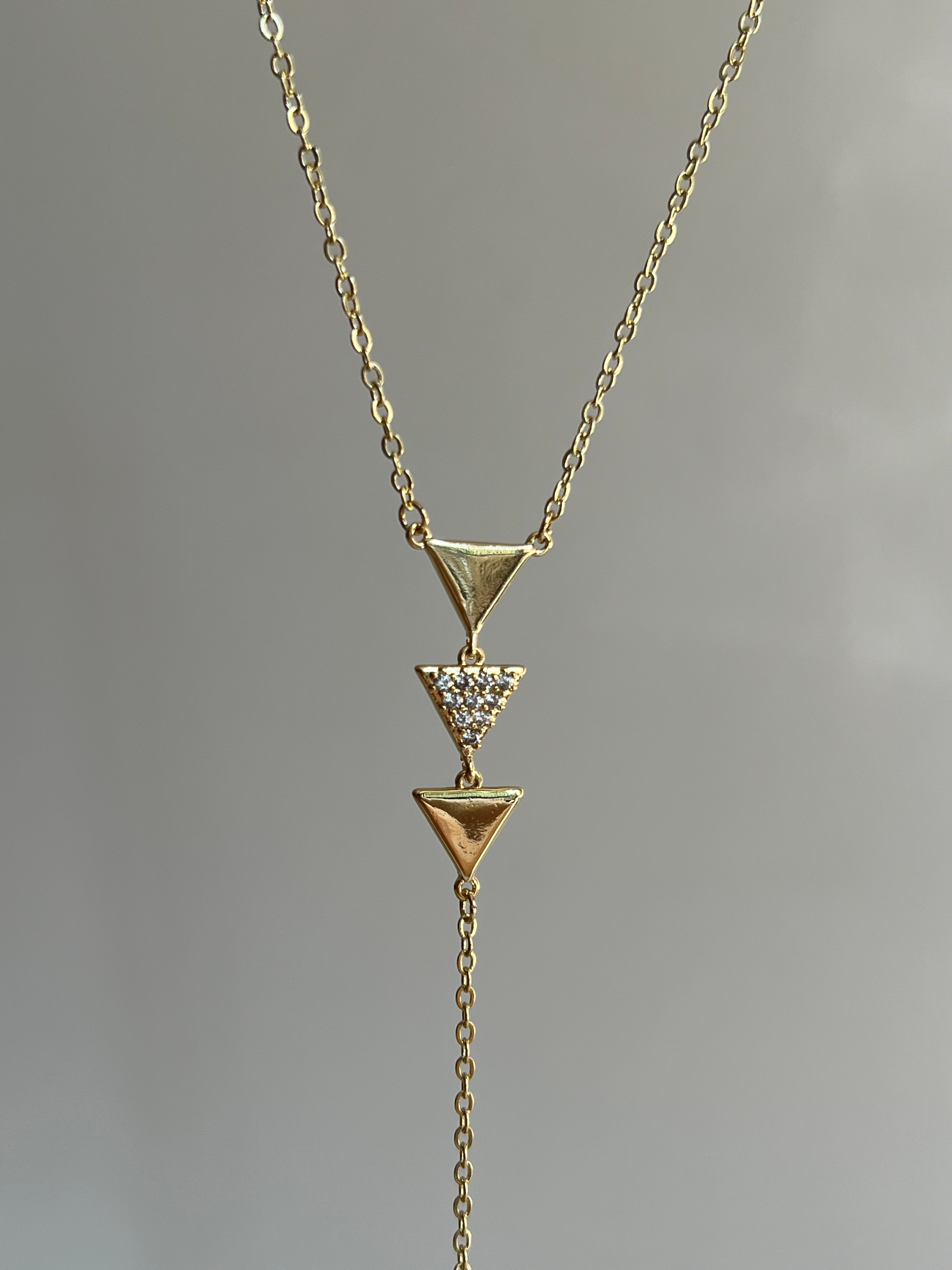 Gold Rengi Zirkon Taşlı Üçgen Model Y Kadın Kolye