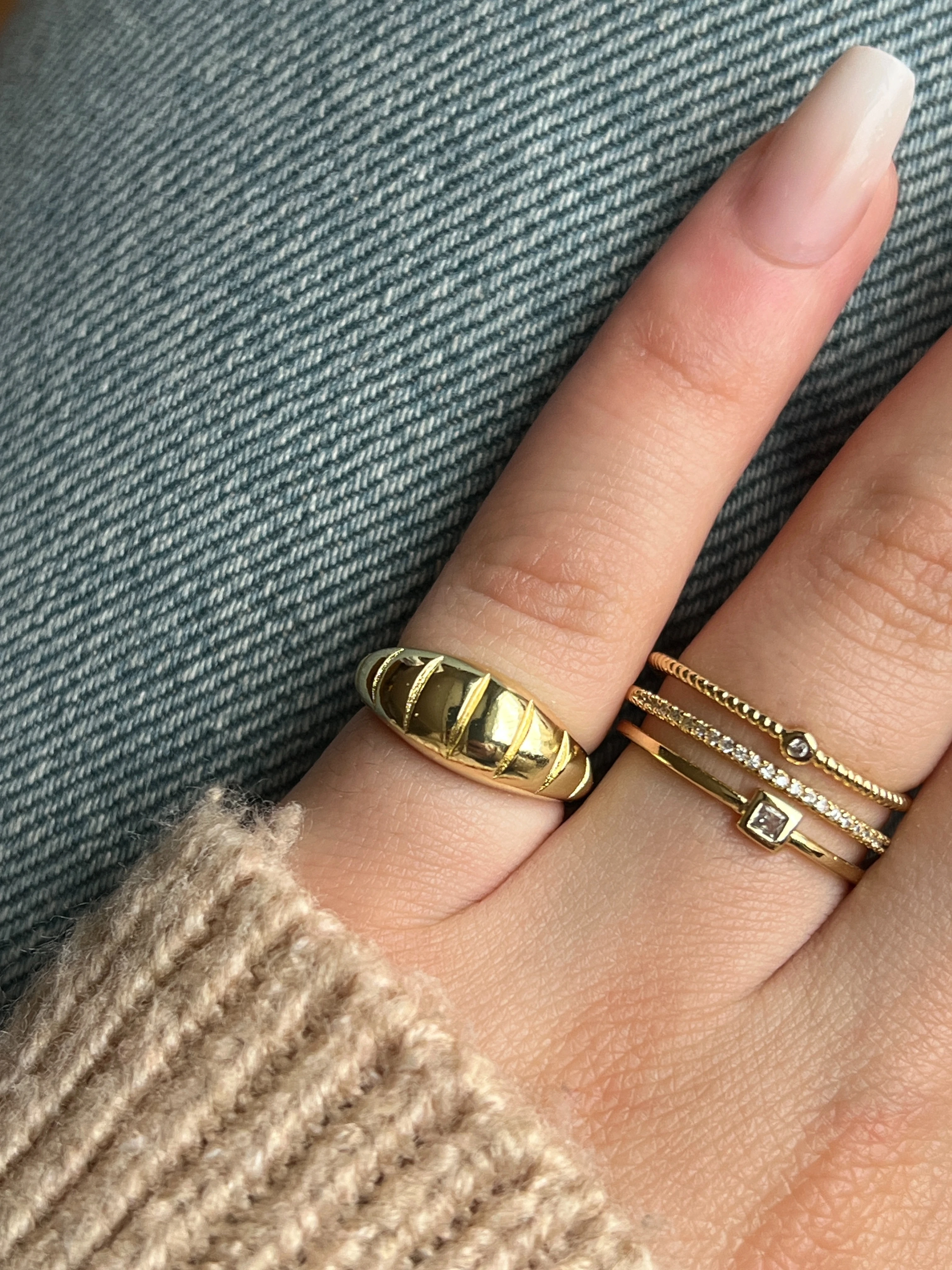 Gold Rengi Çizgi Detaylı Kadın Serçe Parmak Yüzük