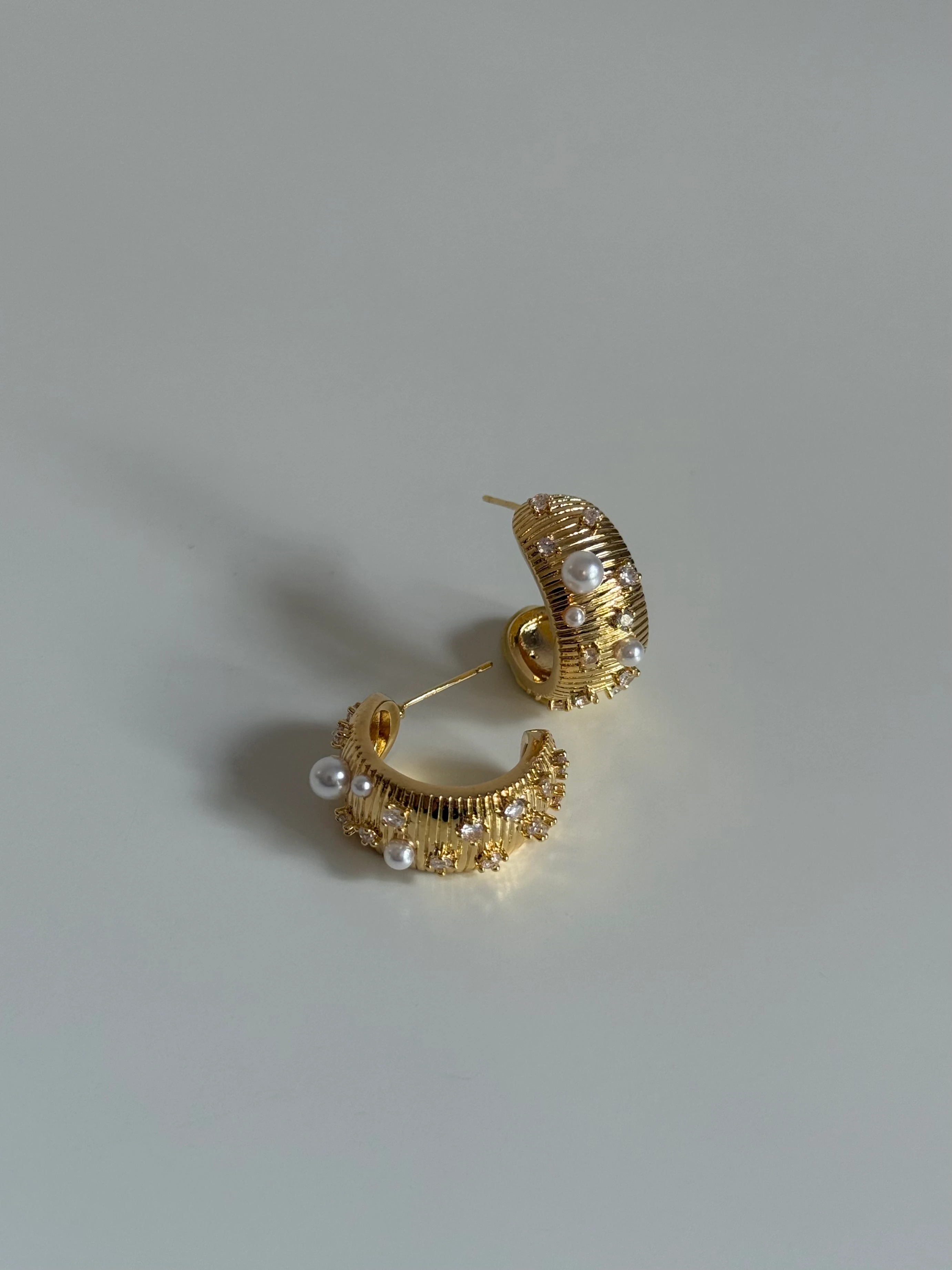 Gold Rengi İnci Detaylı Tırtıklı Kadın Küpe