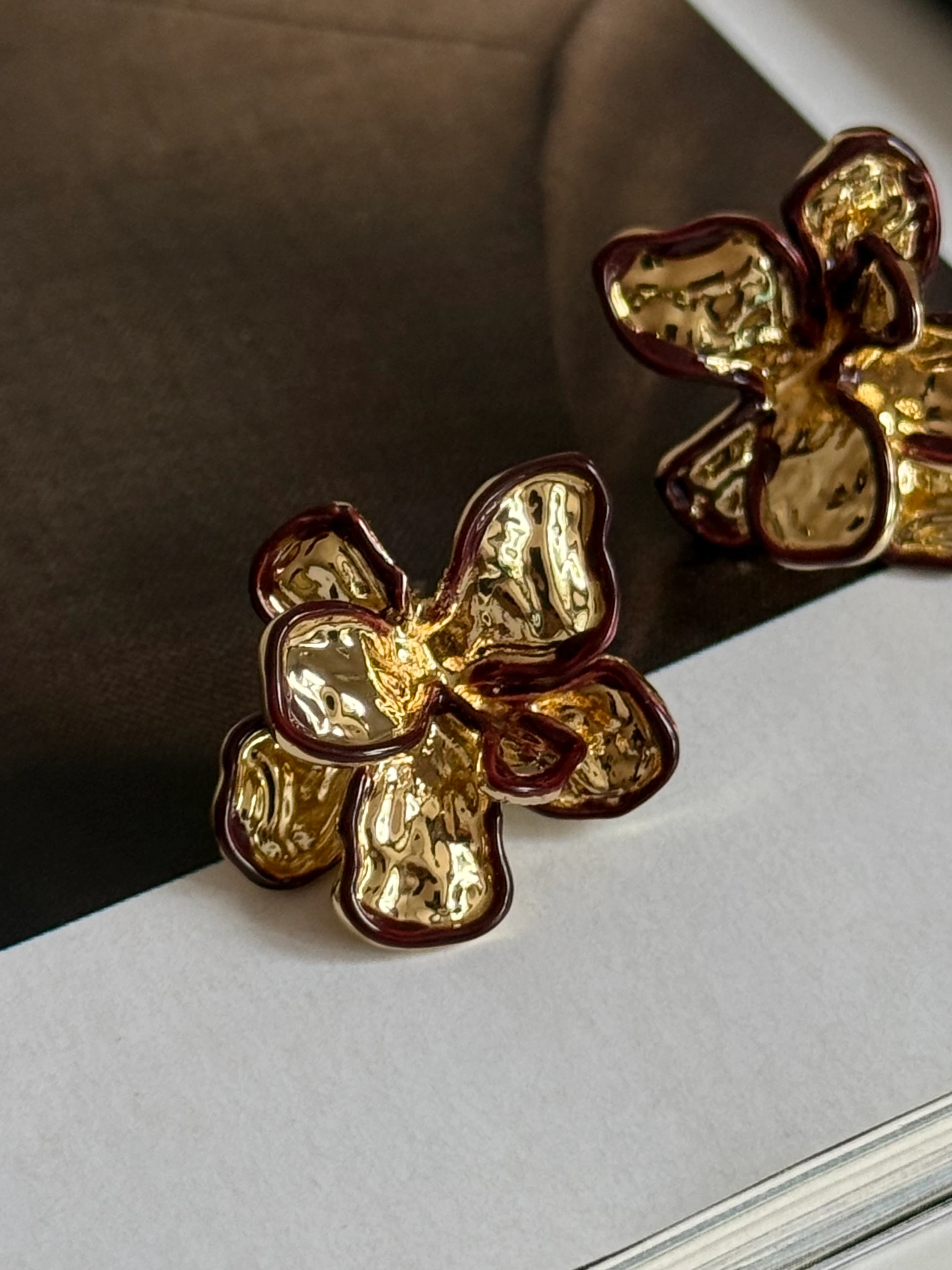 Gold Rengi Kahverengi Şeritli Çiçek Model Kadın Küpe