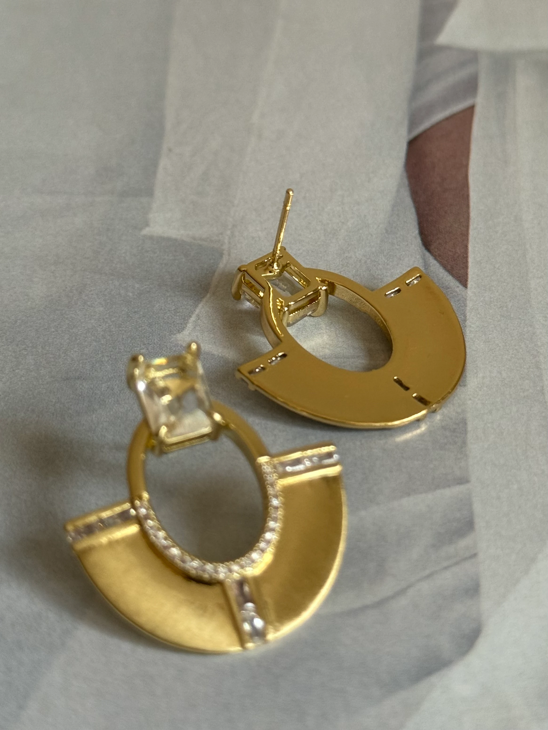 Gold Rengi Taş Detaylı Mat Kadın Küpe