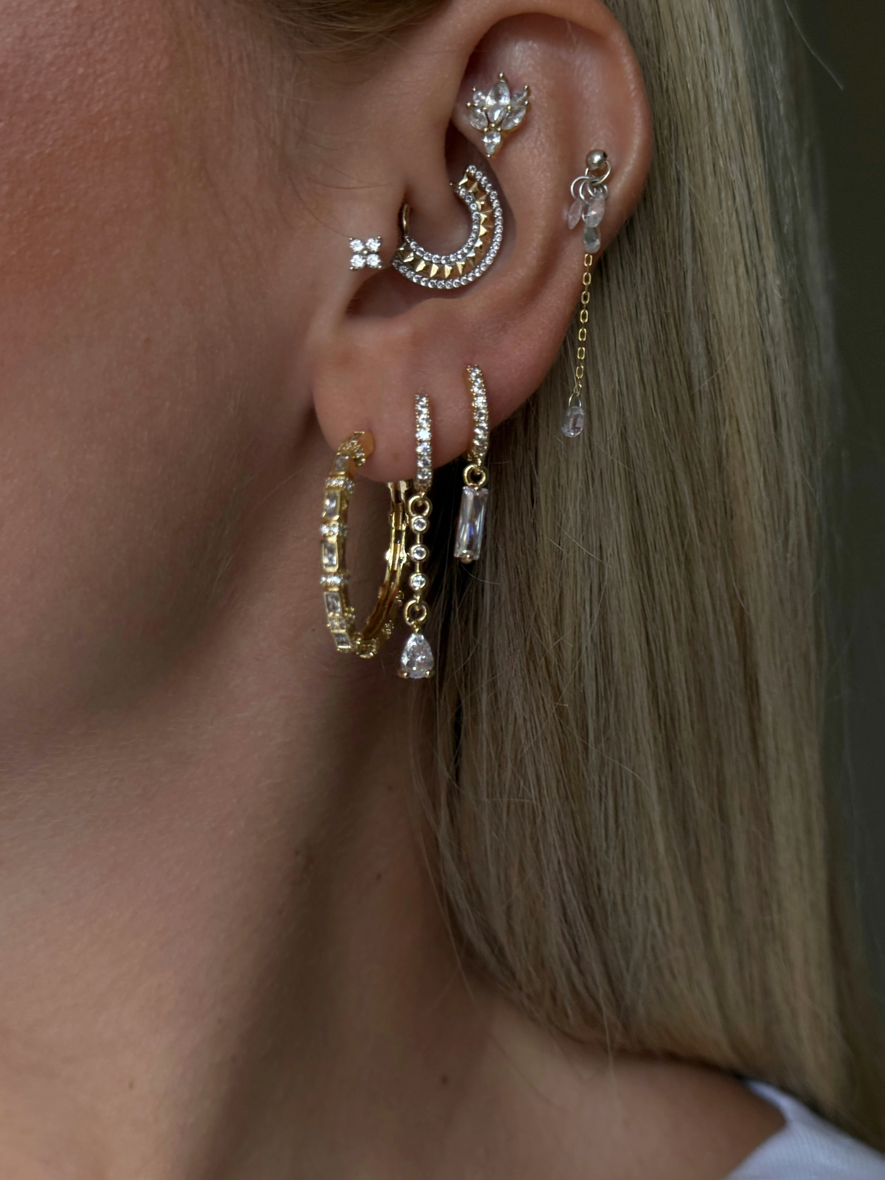 Baget Taş Detaylı Halka Kadın Küpe